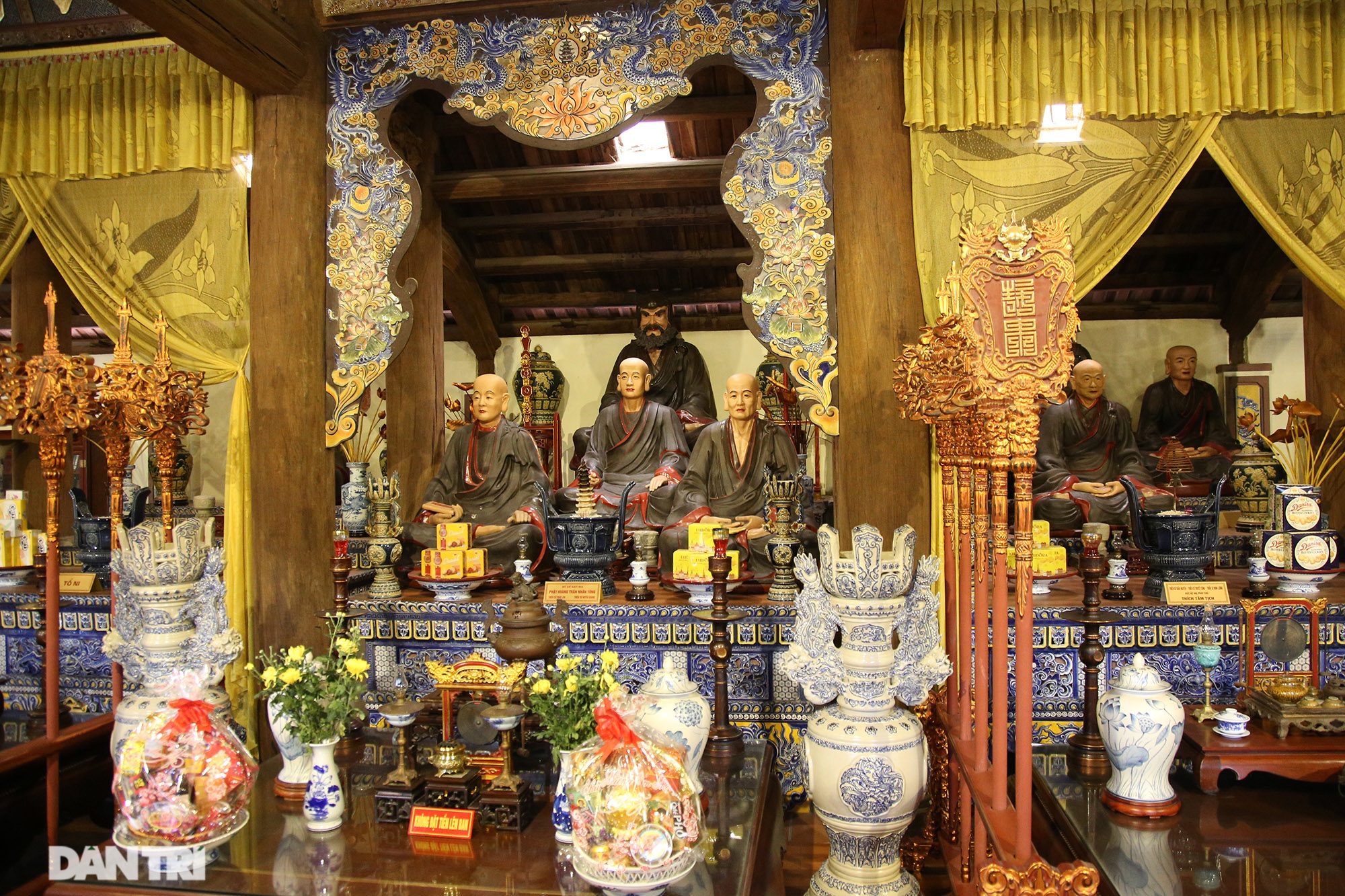 Ceramic pagoda built from tens of thousands of traditional handicrafts in Bat Trang - 2