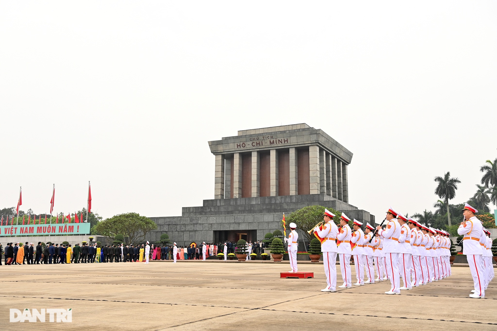 Đoàn đại biểu Quốc hội vào Lăng viếng Chủ tịch Hồ Chí Minh - 13
