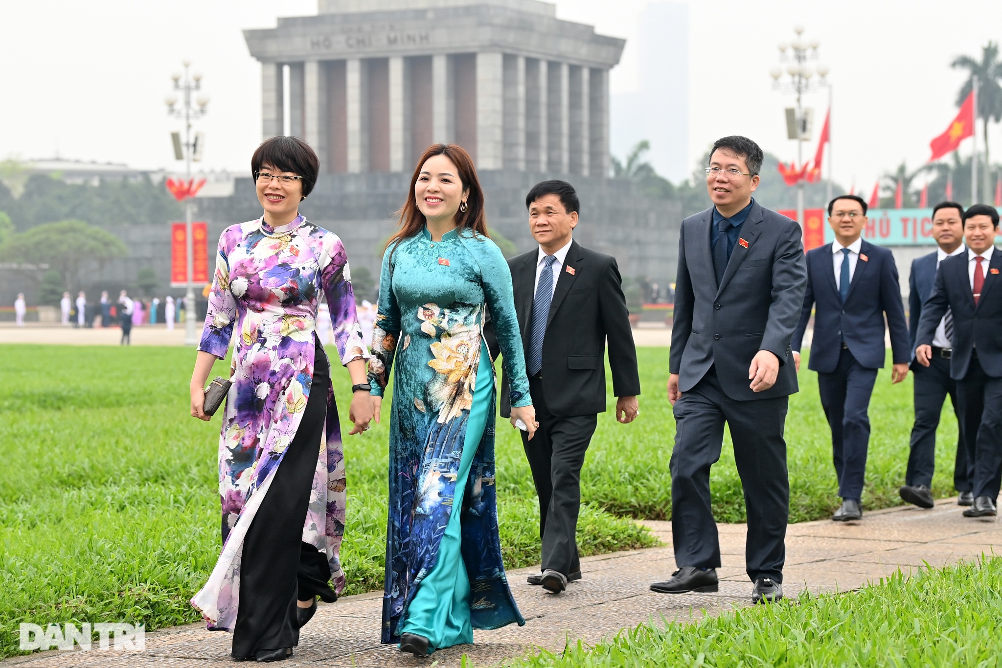 Đoàn đại biểu Quốc hội vào Lăng viếng Chủ tịch Hồ Chí Minh - 12
