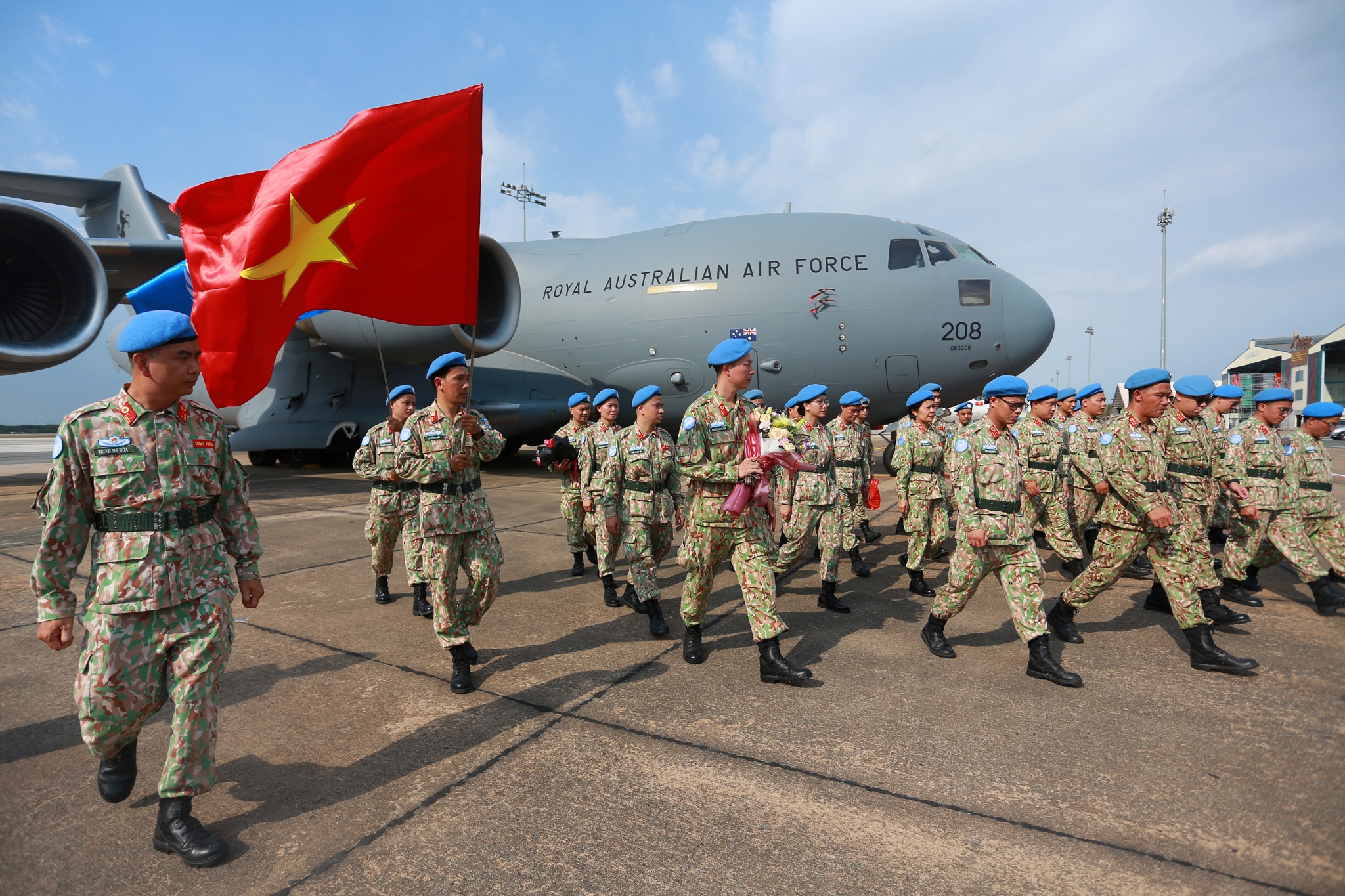 Xúc động giờ phút chia tay chiến sĩ mũ nồi xanh lên đường sang Nam Sudan - 2 Xúc động giờ phút chia tay chiến sĩ mũ nồi xanh lên đường sang Nam Sudan - 2