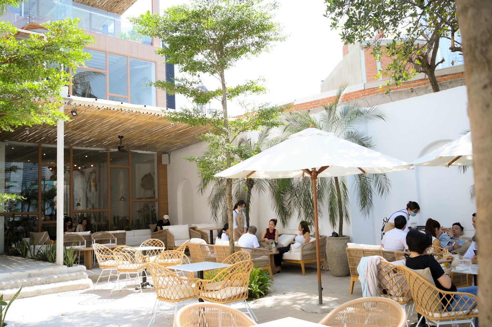 4 quán cà phê phong cách nhiệt đới đẹp như trời Âu hút khách ở Sài Gòn - 1