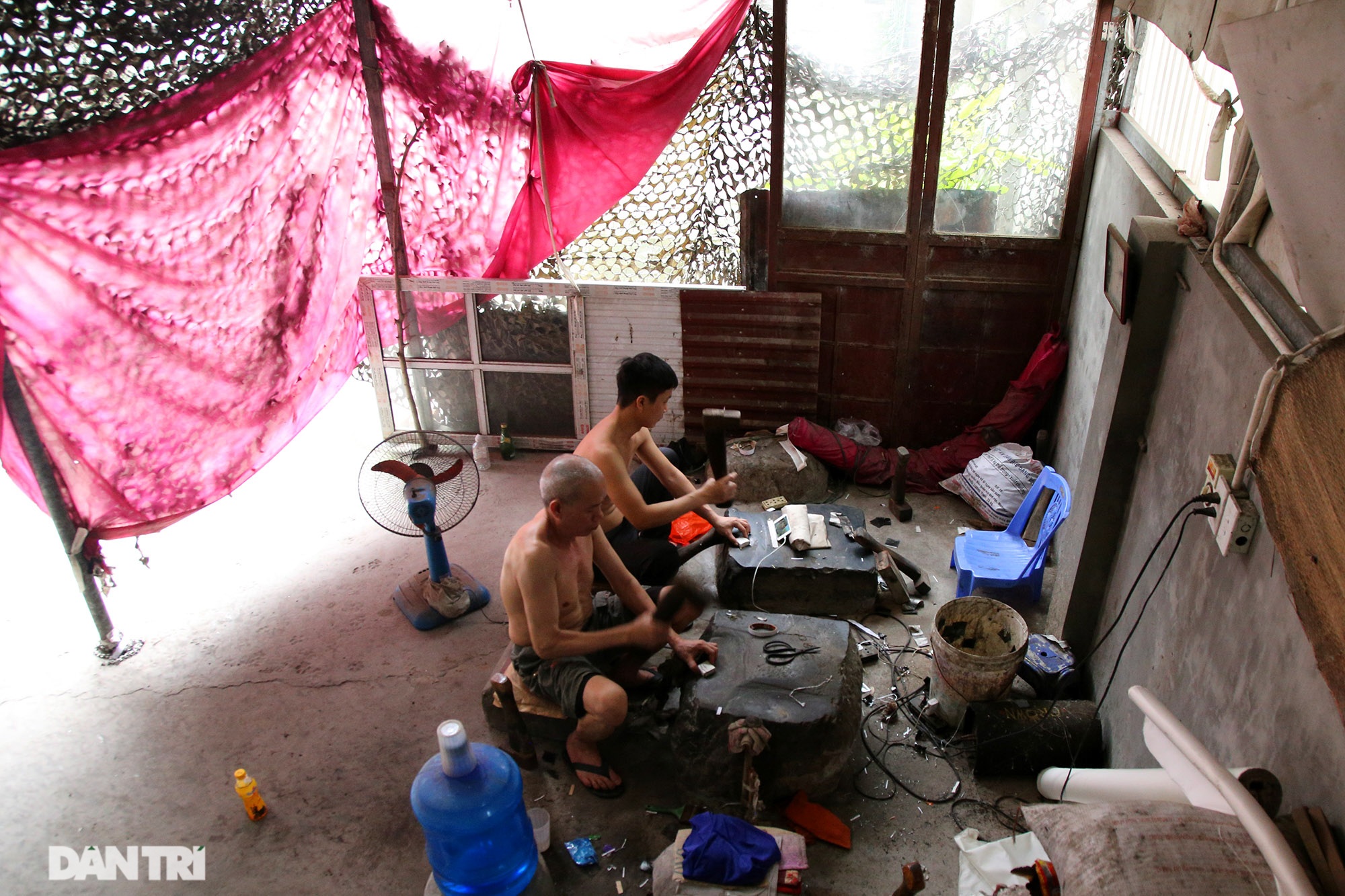 The 300-year-old craft of smashing gold thinner than paper in Hanoi is recognized as a National Heritage - 1