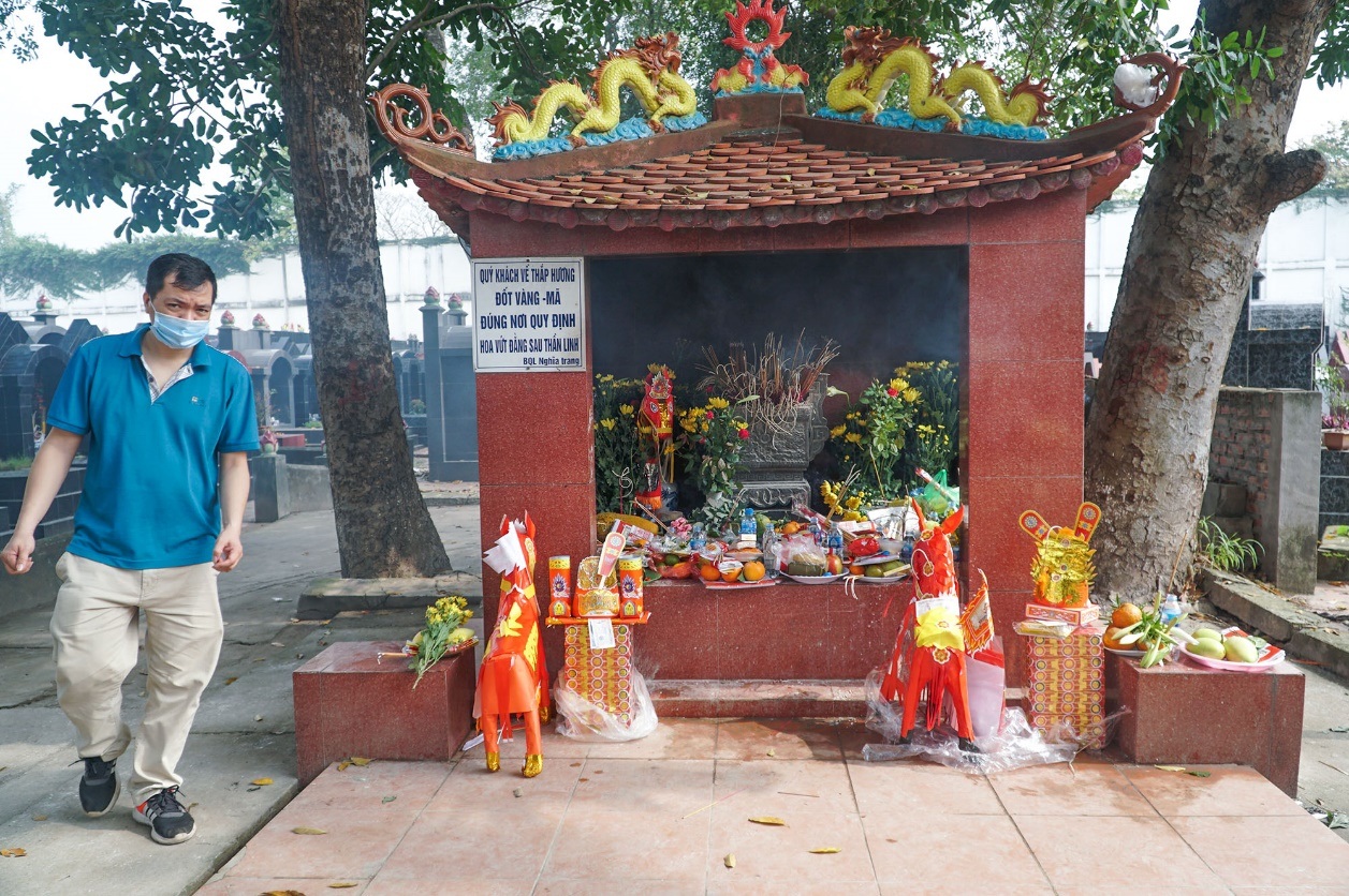 Nhiều người dân đi tảo mộ dịp Tết Thanh minh | Báo Dân trí