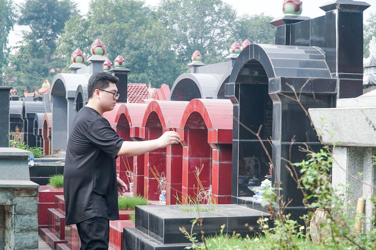 Nhiều người dân đi tảo mộ dịp Tết Thanh minh | Báo Dân trí