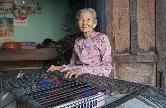 Nhiều lao động nữ tăng thu nhập từ nghề đan bàn ghế nhựa giả mây  - 2