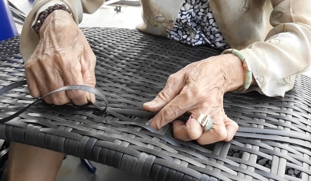 Nhiều lao động nữ tăng thu nhập từ nghề đan bàn ghế nhựa giả mây  - 4
