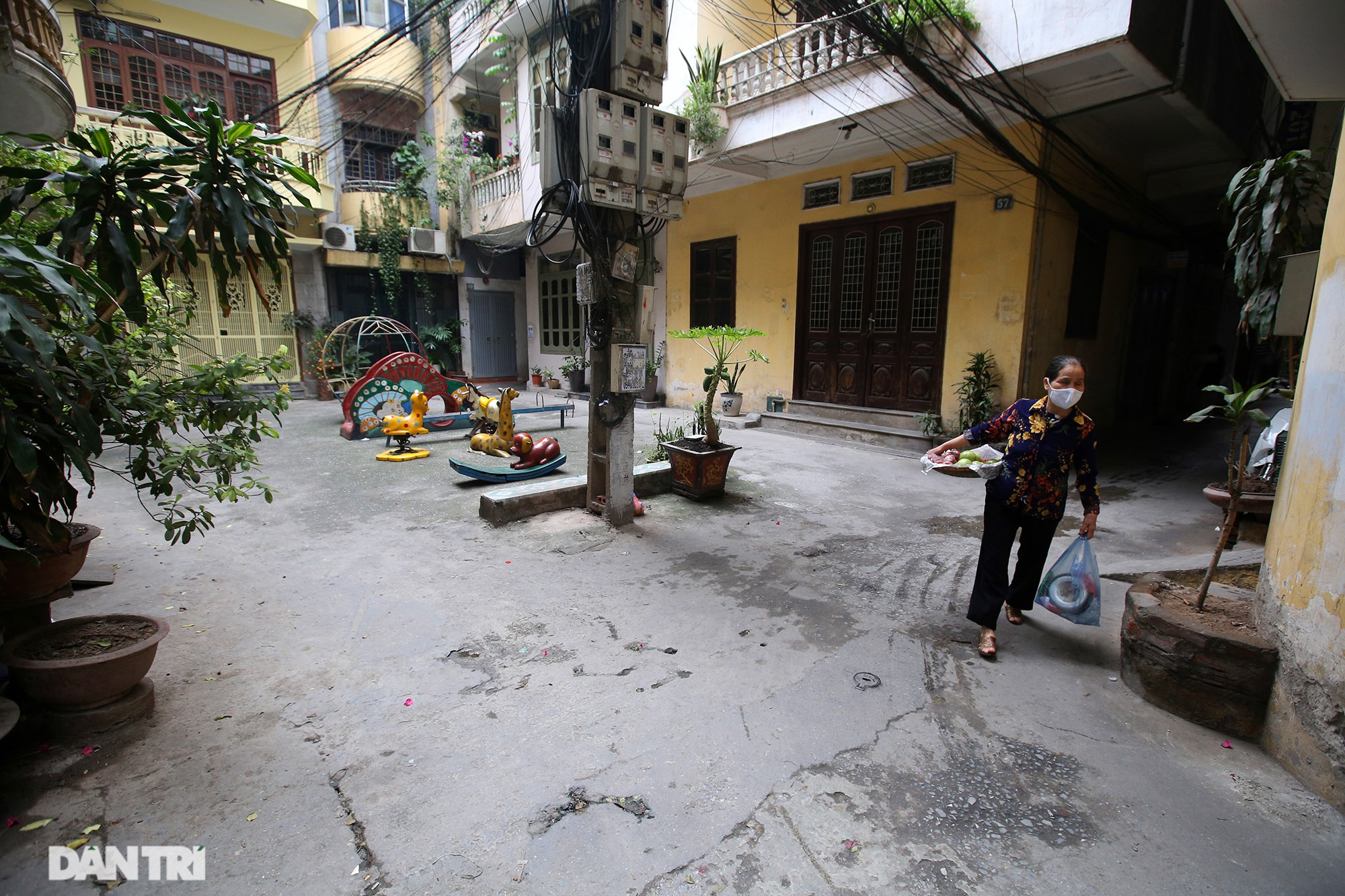 Những sân chơi trẻ em siêu nhỏ trong khu dân cư đông đúc hàng vạn người ở - 6