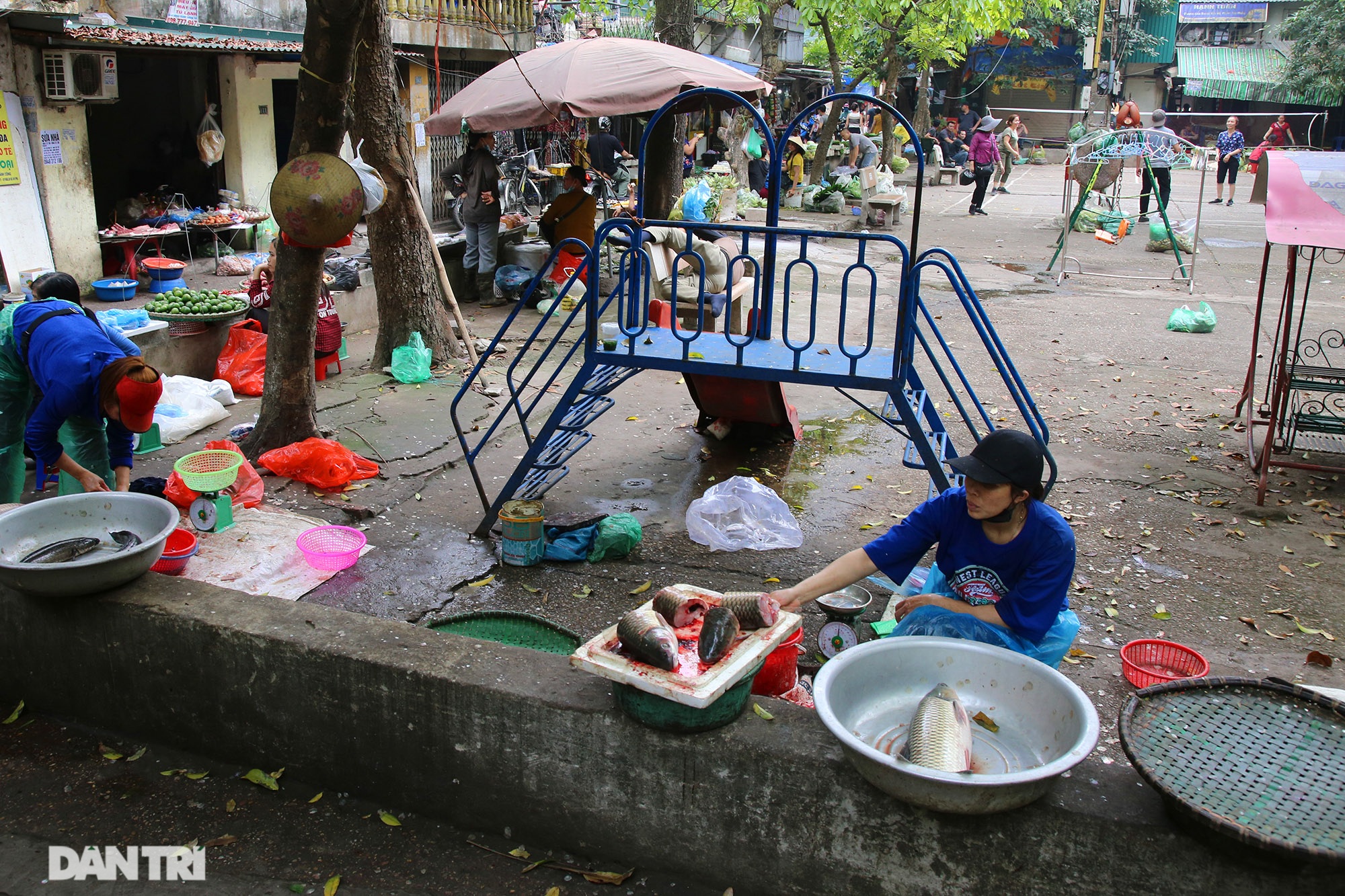 Những sân chơi trẻ em siêu nhỏ trong khu dân cư đông đúc hàng vạn người ở - 14