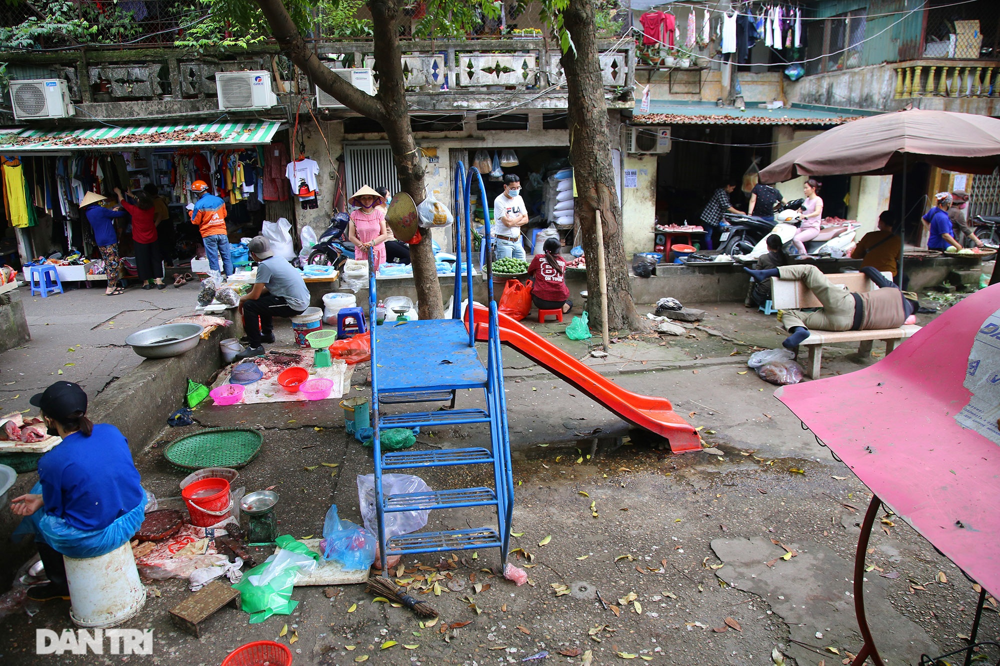 Những sân chơi trẻ em siêu nhỏ trong khu dân cư đông đúc hàng vạn người ở - 15