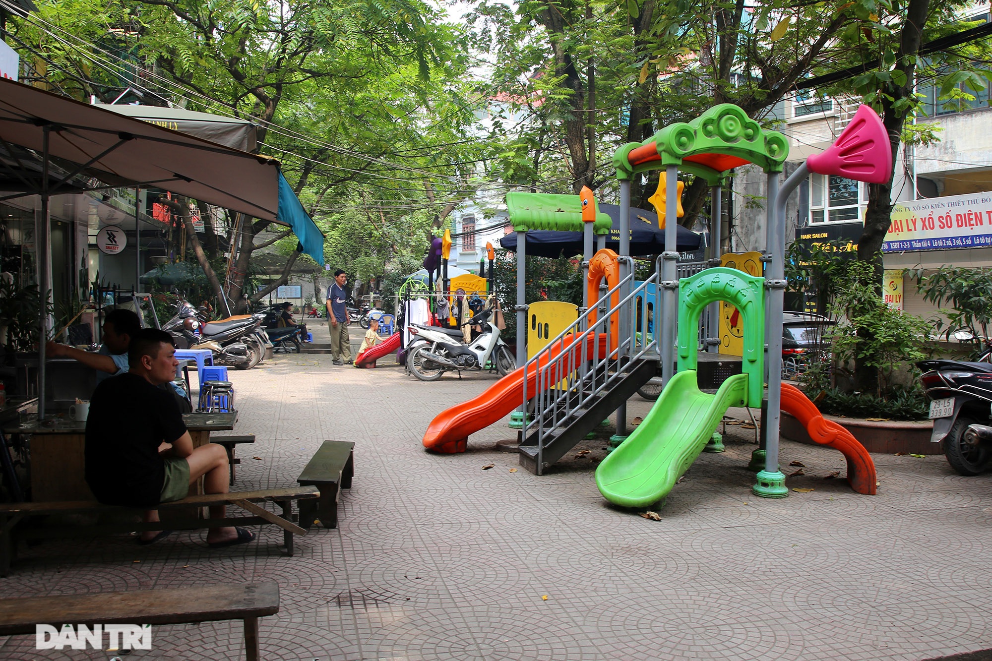 Những sân chơi trẻ em siêu nhỏ trong khu dân cư đông đúc hàng vạn người ở - 13