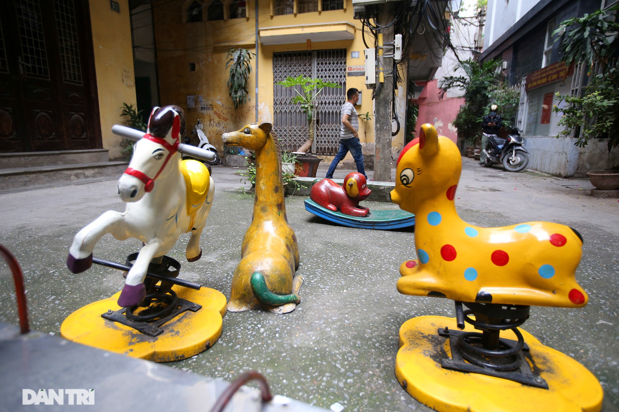 Những sân chơi trẻ em siêu nhỏ trong khu dân cư đông đúc hàng vạn người ở - 7