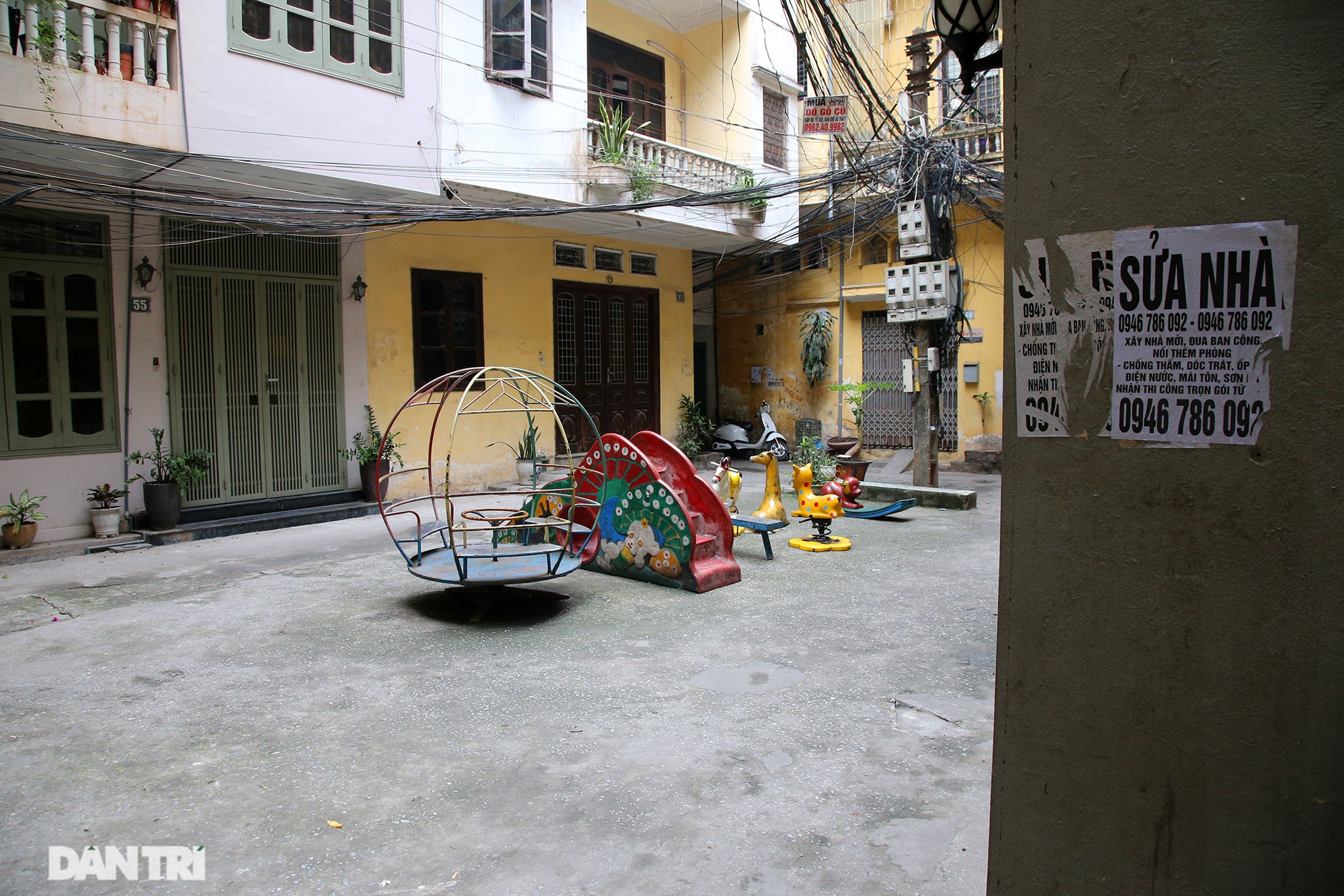 Những sân chơi trẻ em siêu nhỏ trong khu dân cư đông đúc hàng vạn người ở - 8