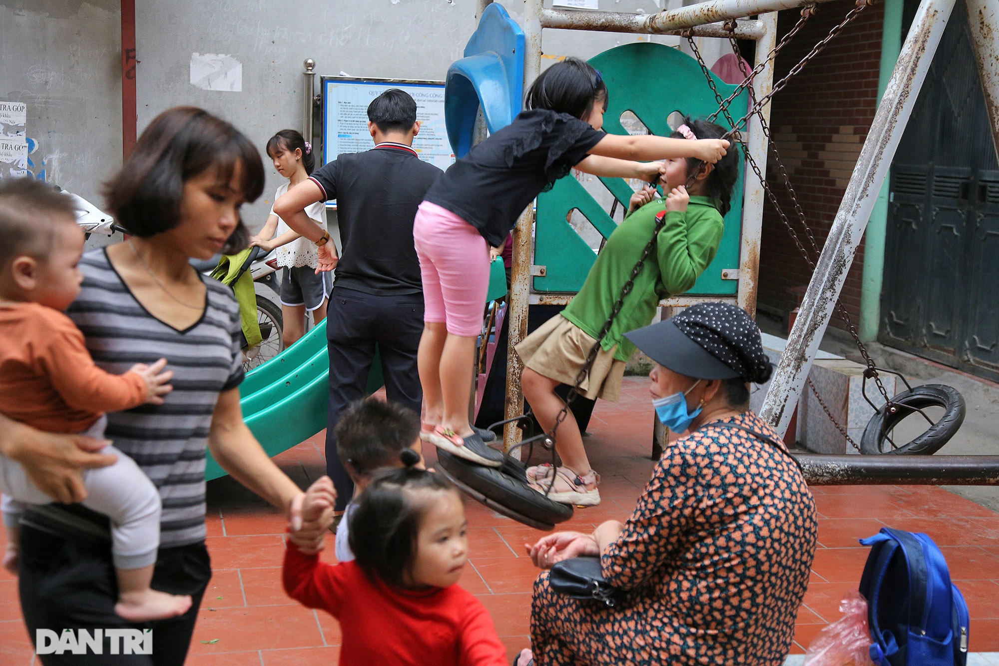 Những sân chơi trẻ em siêu nhỏ trong khu dân cư đông đúc hàng vạn người ở - 2