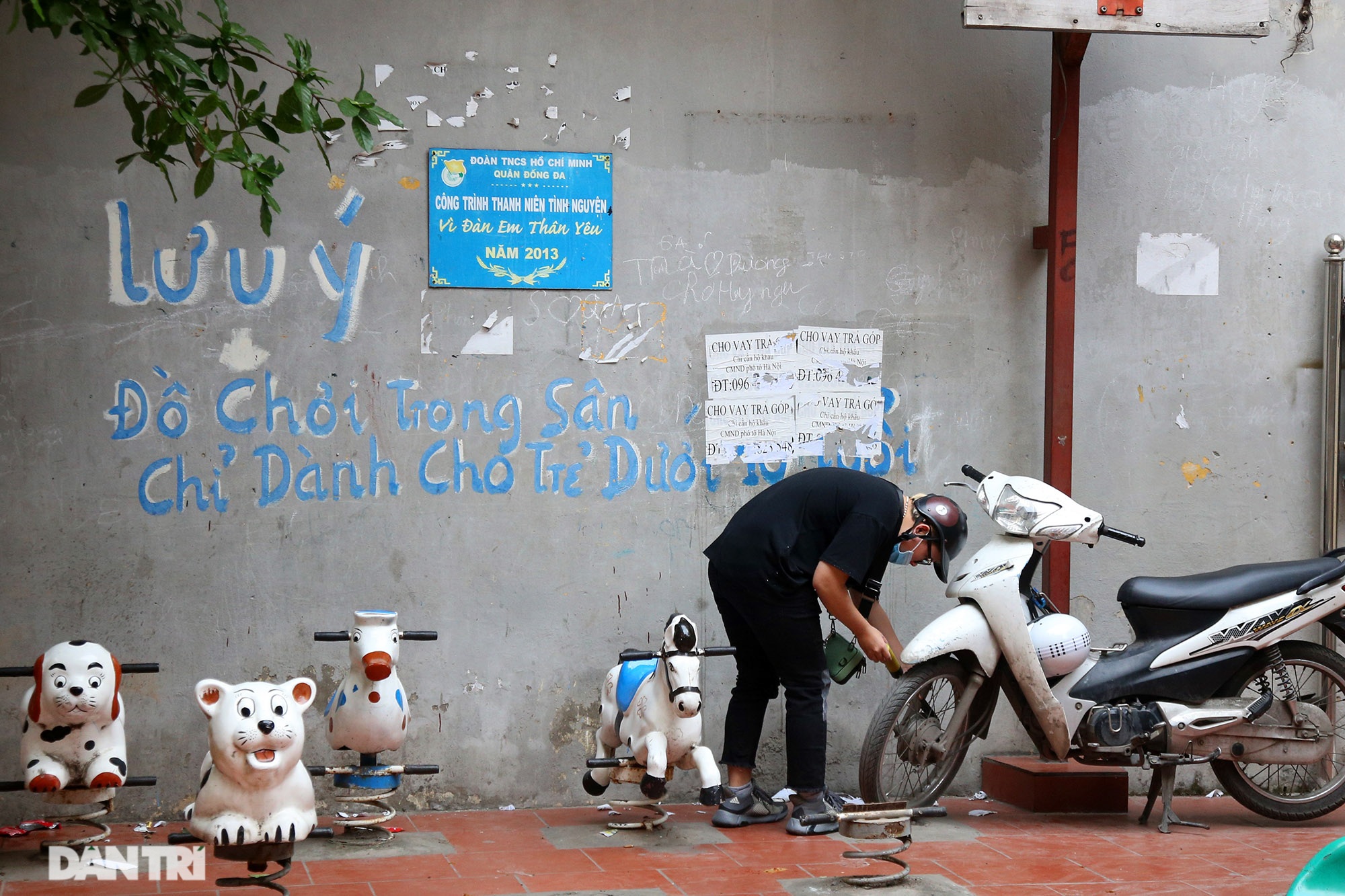 Những sân chơi trẻ em siêu nhỏ trong khu dân cư đông đúc hàng vạn người ở - 3