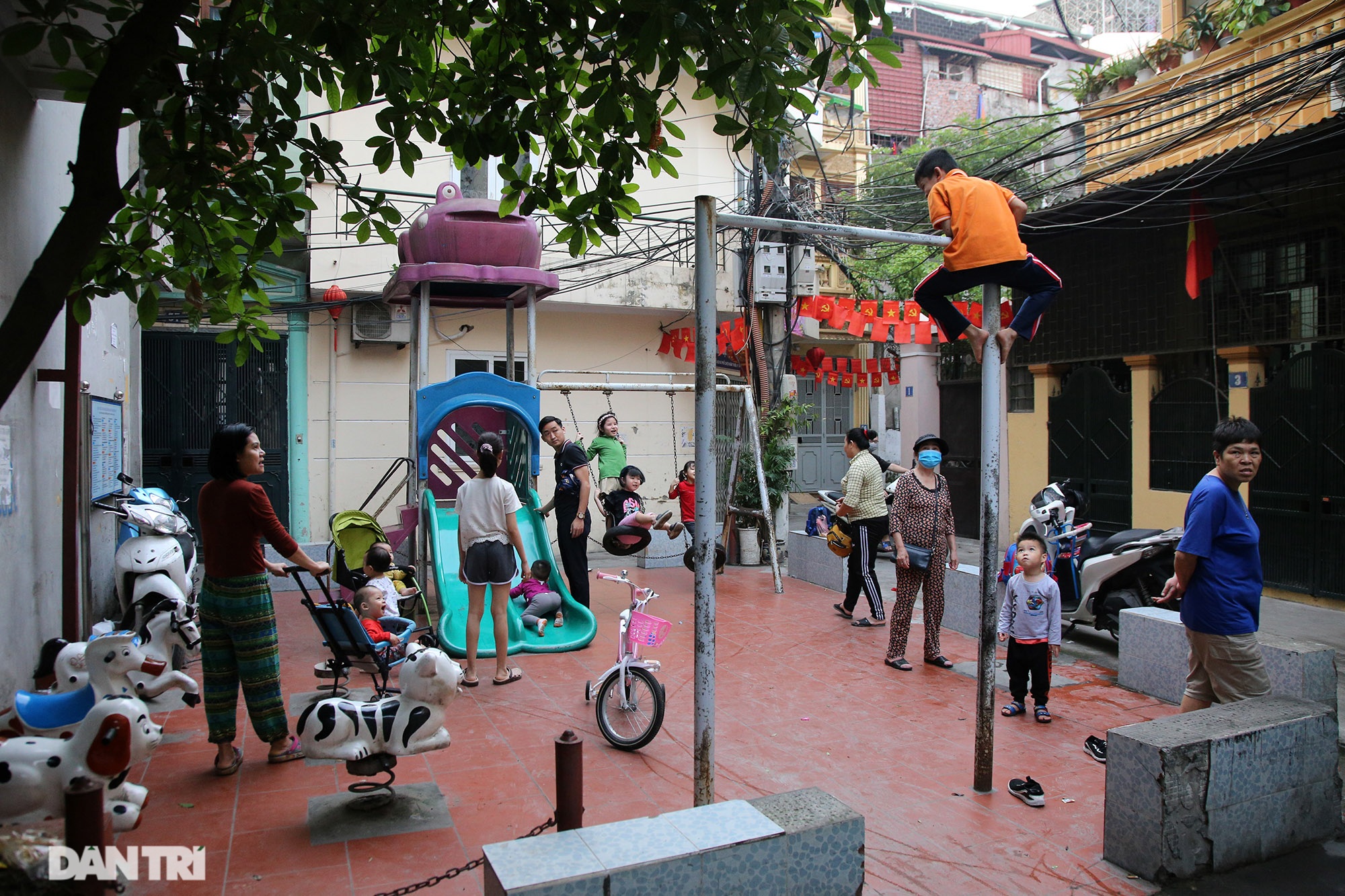 Những sân chơi trẻ em siêu nhỏ trong khu dân cư đông đúc hàng vạn người ở - 4