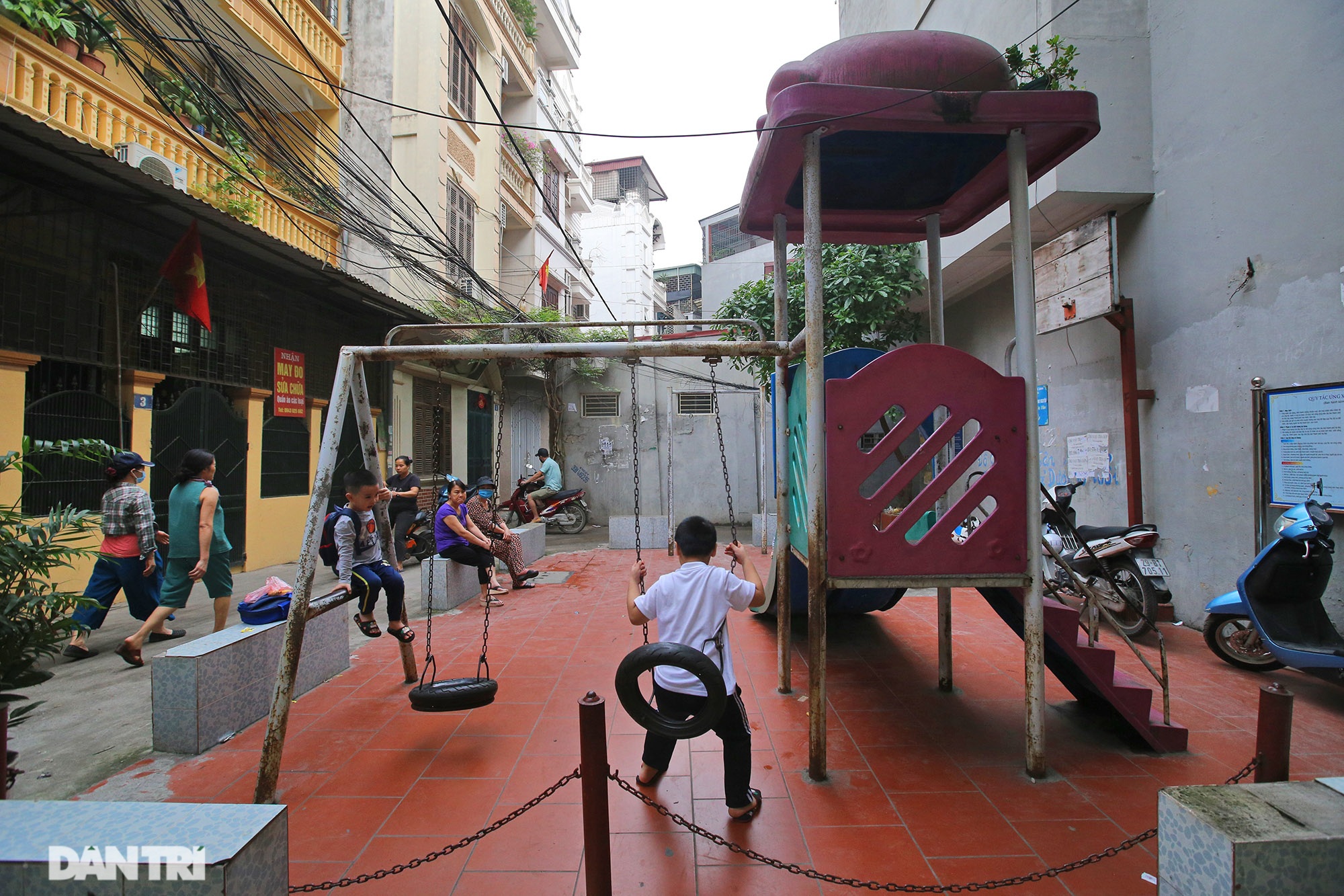 Những sân chơi trẻ em siêu nhỏ trong khu dân cư đông đúc hàng vạn người ở - 5