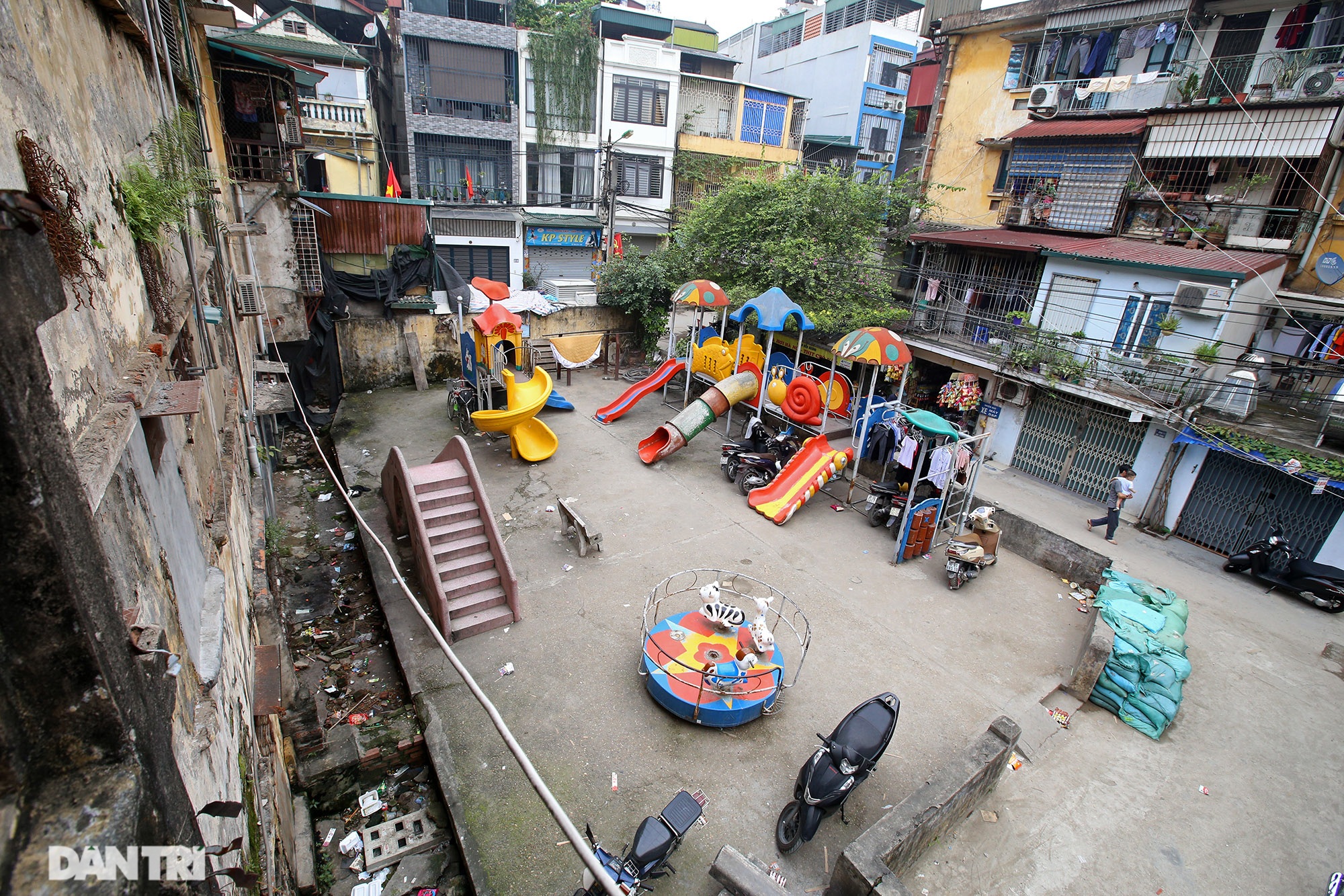 Những sân chơi trẻ em siêu nhỏ trong khu dân cư đông đúc hàng vạn người ở - 9