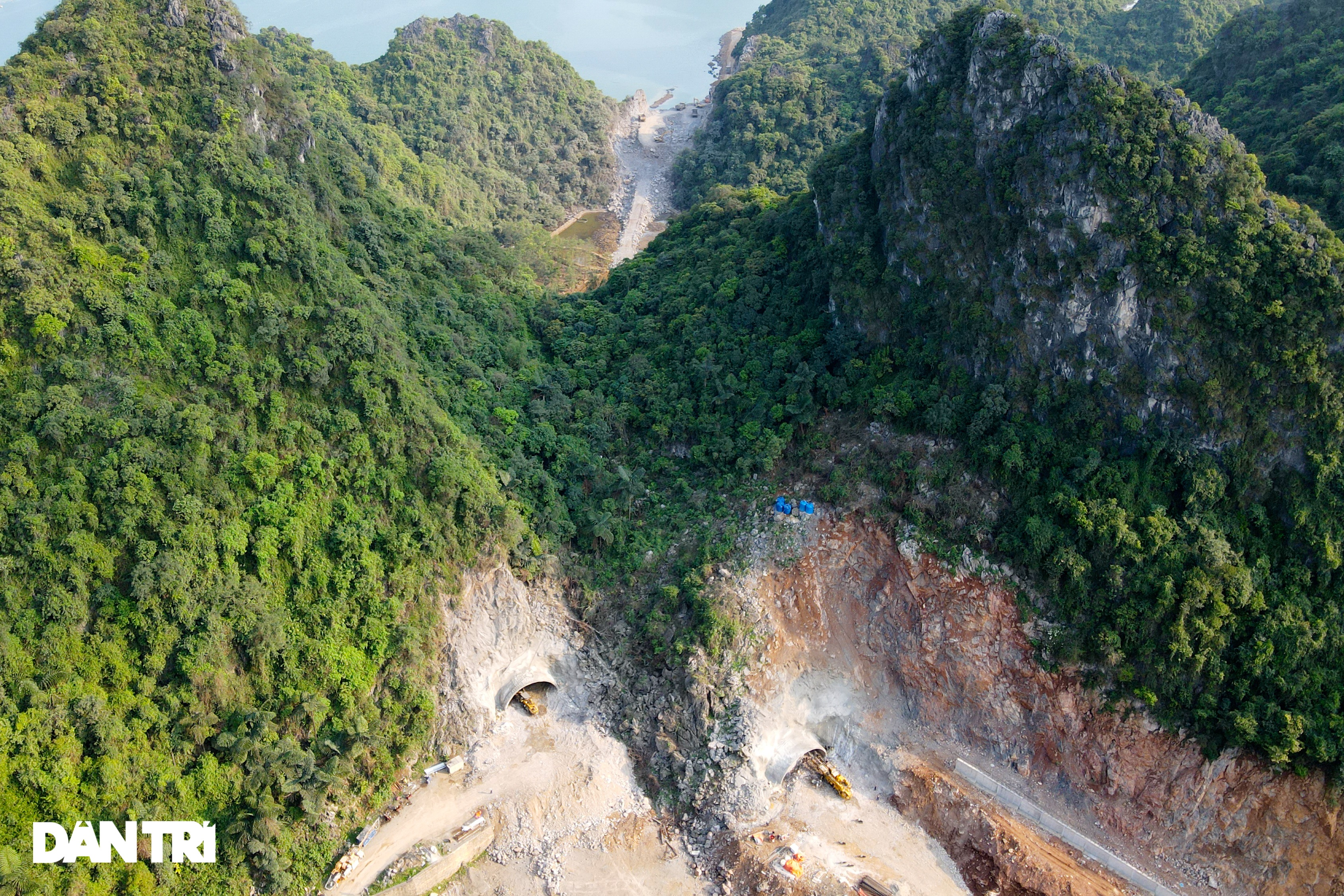 Cận cảnh nổ mìn, đào hầm xuyên núi đầu tiên ở Quảng Ninh - 3