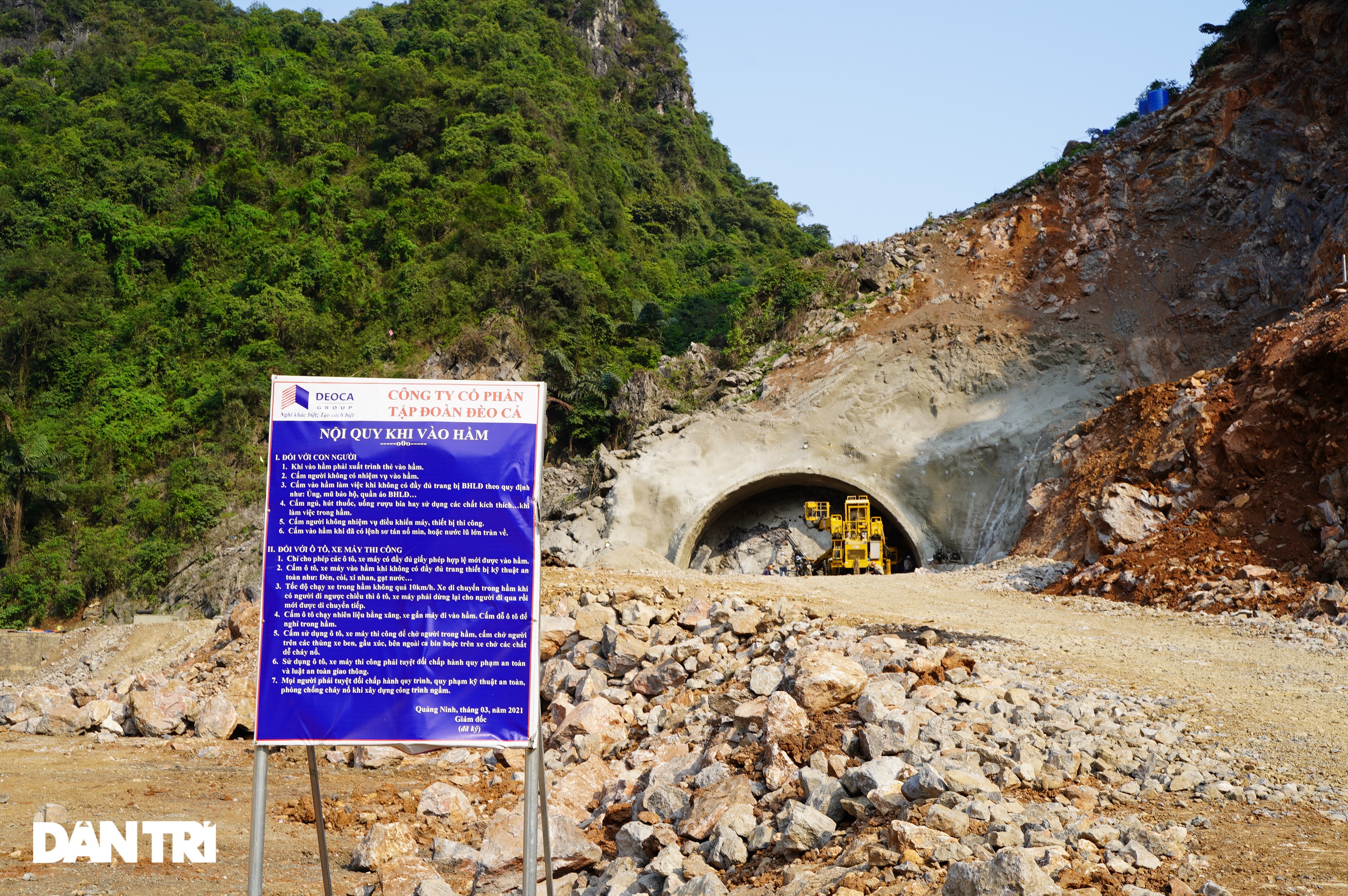 Cận cảnh nổ mìn, đào hầm xuyên núi đầu tiên ở Quảng Ninh - 8 Cận cảnh nổ mìn, đào hầm xuyên núi đầu tiên ở Quảng Ninh - 8