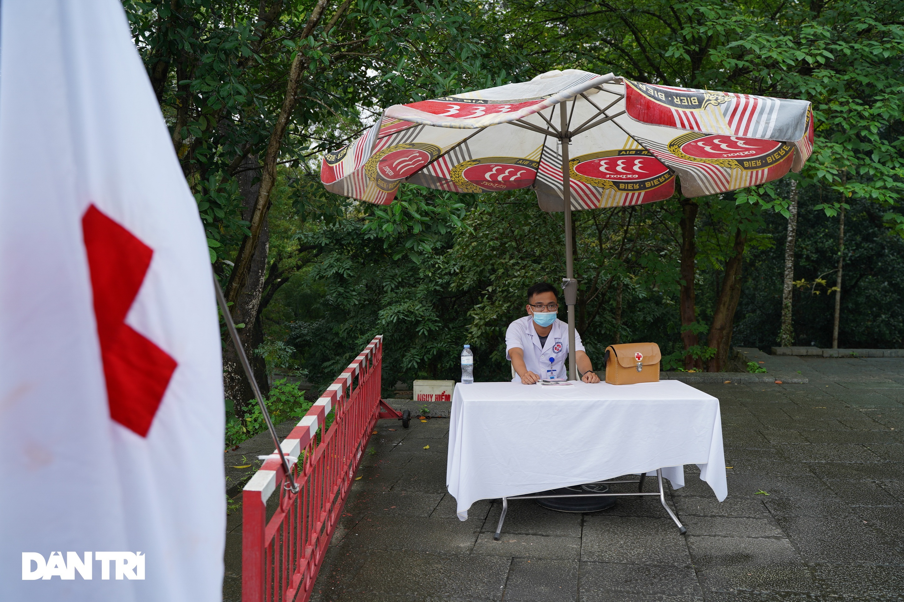 Hàng nghìn du khách đội mưa đi lễ đền Hùng dù chưa tới ngày khai hội - 10