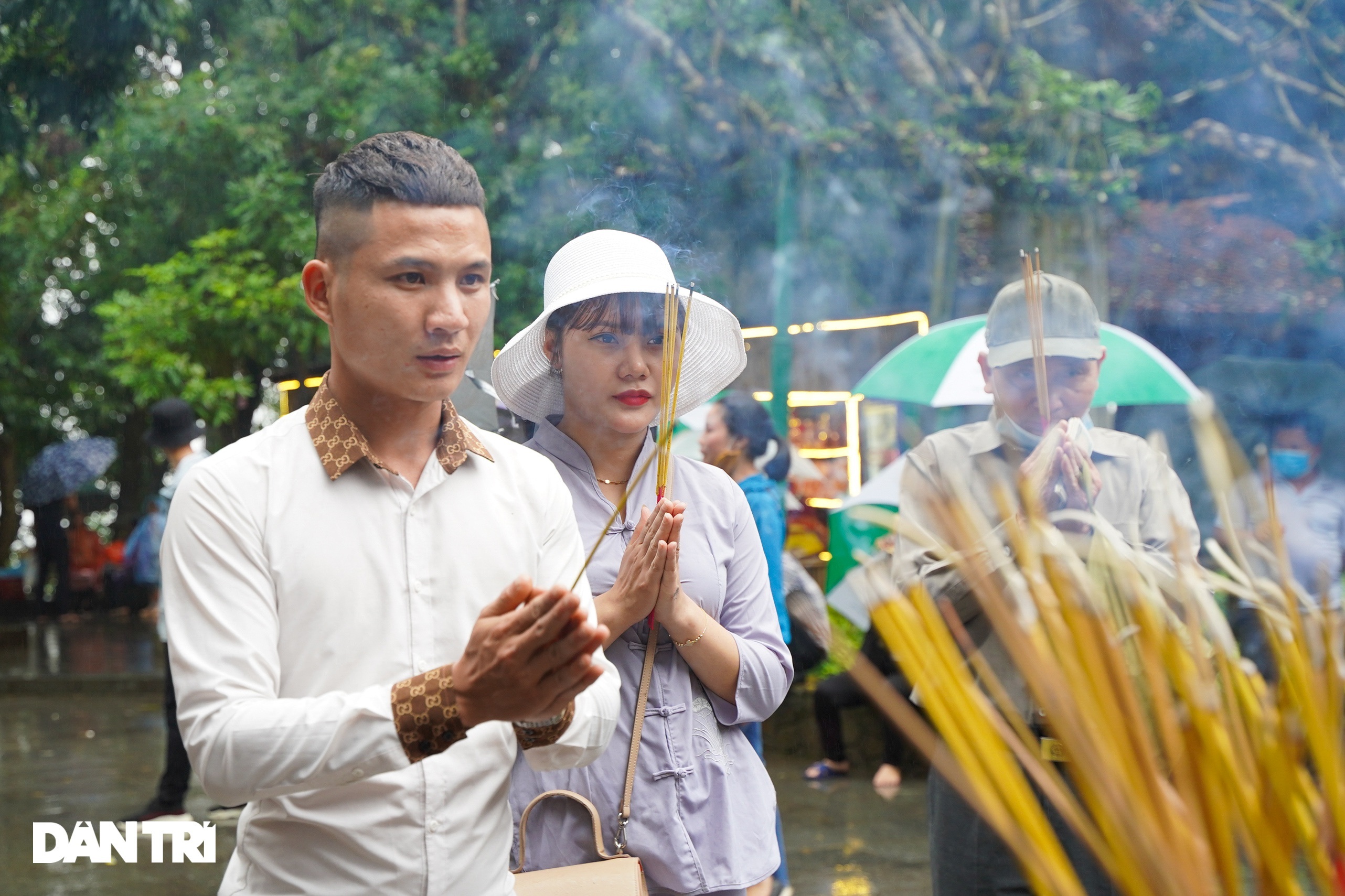 Hàng nghìn du khách đội mưa đi lễ đền Hùng dù chưa tới ngày khai hội - 2