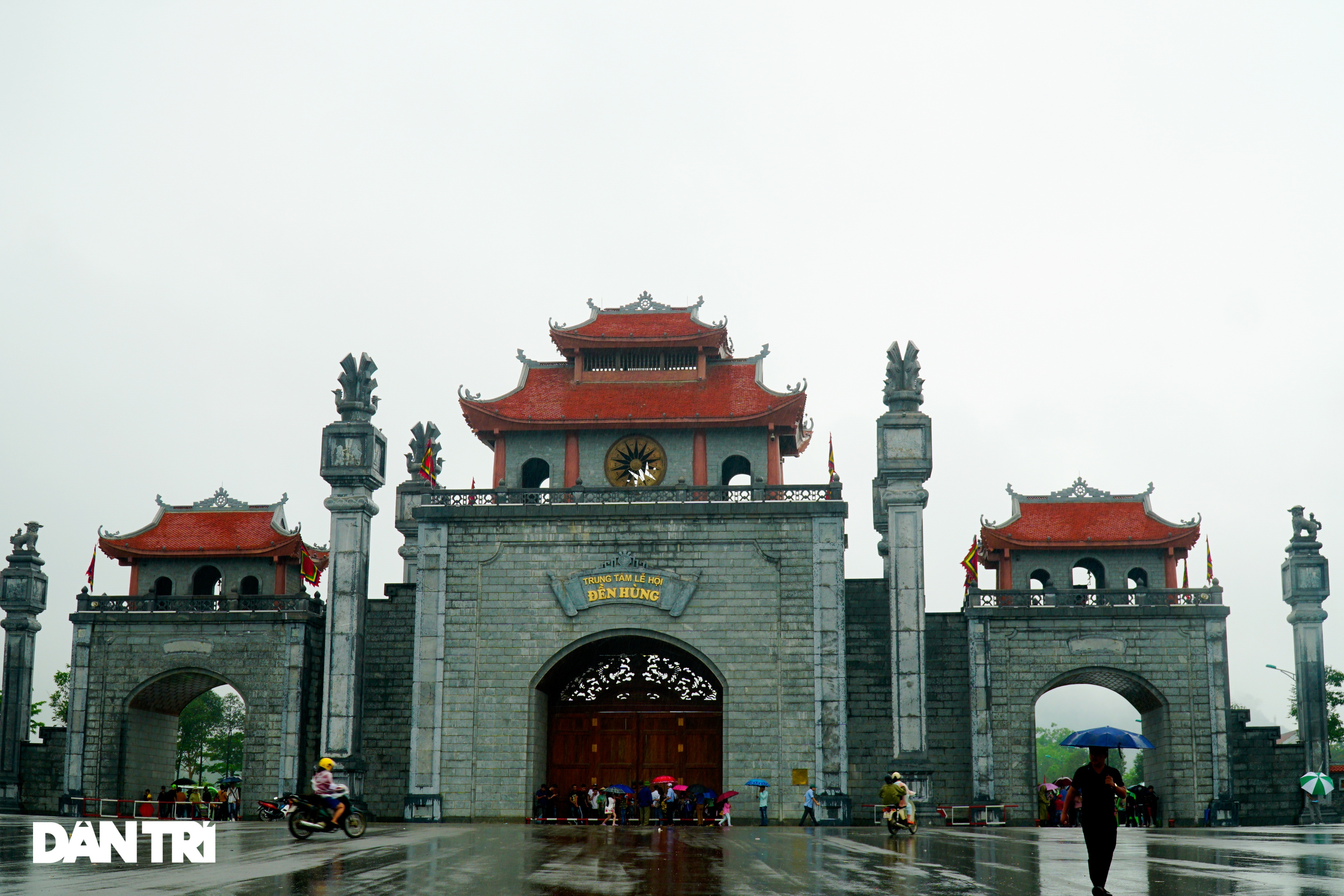 Hàng nghìn du khách đội mưa đi lễ đền Hùng dù chưa tới ngày khai hội - 1