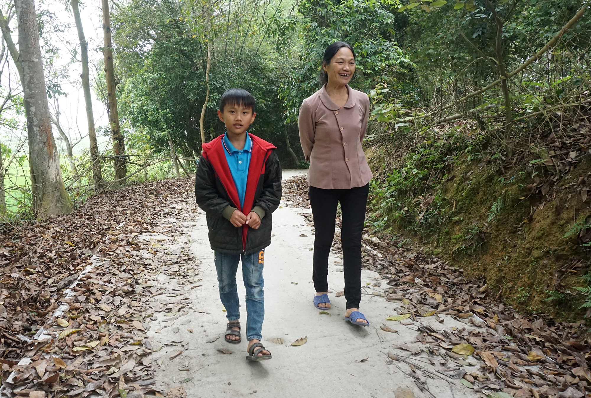 Cậu bé mồ côi cha mổ lợn góp tiền làm đường cho mẹ đi làm đồng - 5 Cậu bé mồ côi cha mổ lợn góp tiền làm đường cho mẹ đi làm đồng - 5