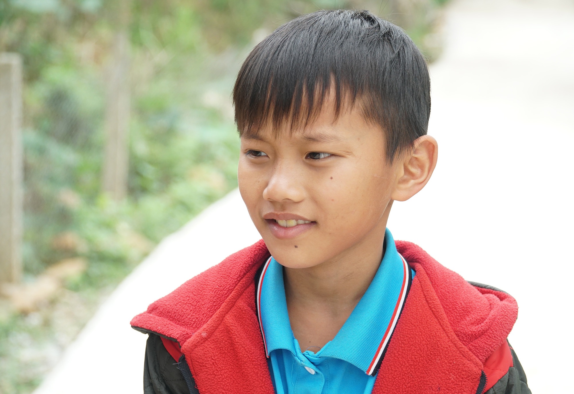 Cậu bé mồ côi cha mổ lợn góp tiền làm đường cho mẹ đi làm đồng - 1 Cậu bé mồ côi cha mổ lợn góp tiền làm đường cho mẹ đi làm đồng - 1
