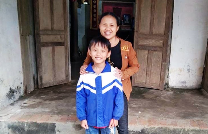 Cậu bé mồ côi cha mổ lợn góp tiền làm đường cho mẹ đi làm đồng - 3 Cậu bé mồ côi cha mổ lợn góp tiền làm đường cho mẹ đi làm đồng - 3