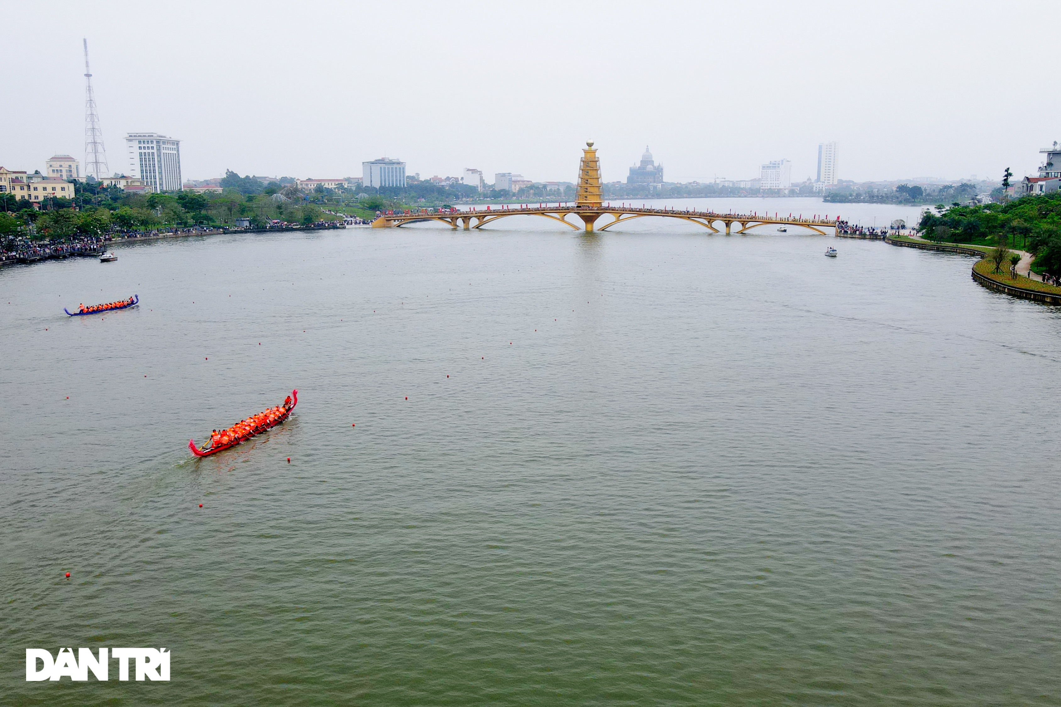 Hàng vạn người đổ về hồ Văn Lang xem đua thuyền rồng ở Phú Thọ - 1 Hàng vạn người đổ về hồ Văn Lang xem đua thuyền rồng ở Phú Thọ - 1
