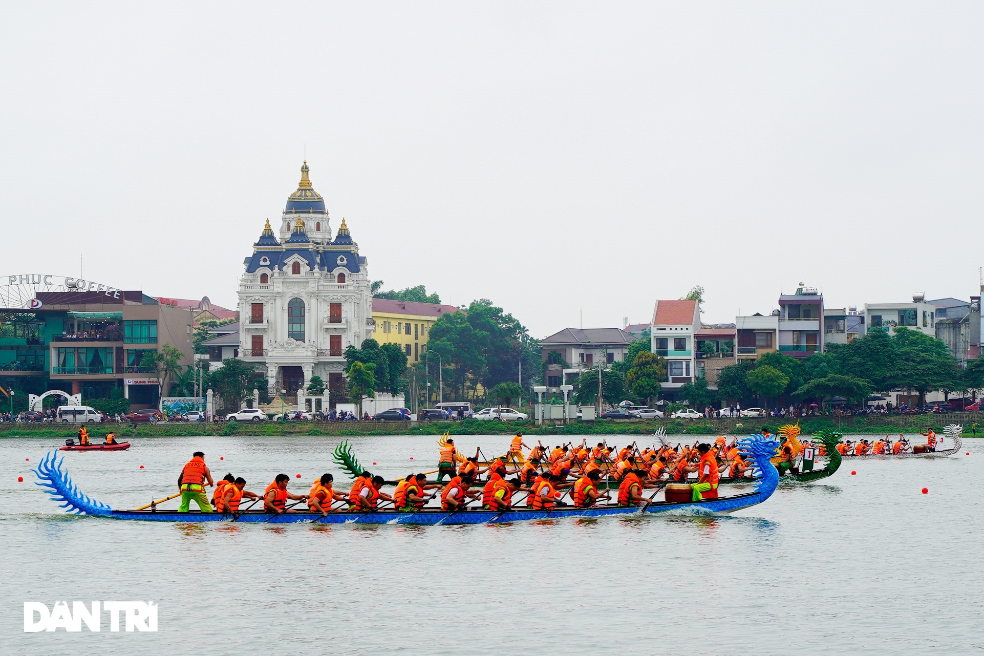 Hàng vạn người đổ về hồ Văn Lang xem đua thuyền rồng ở Phú Thọ