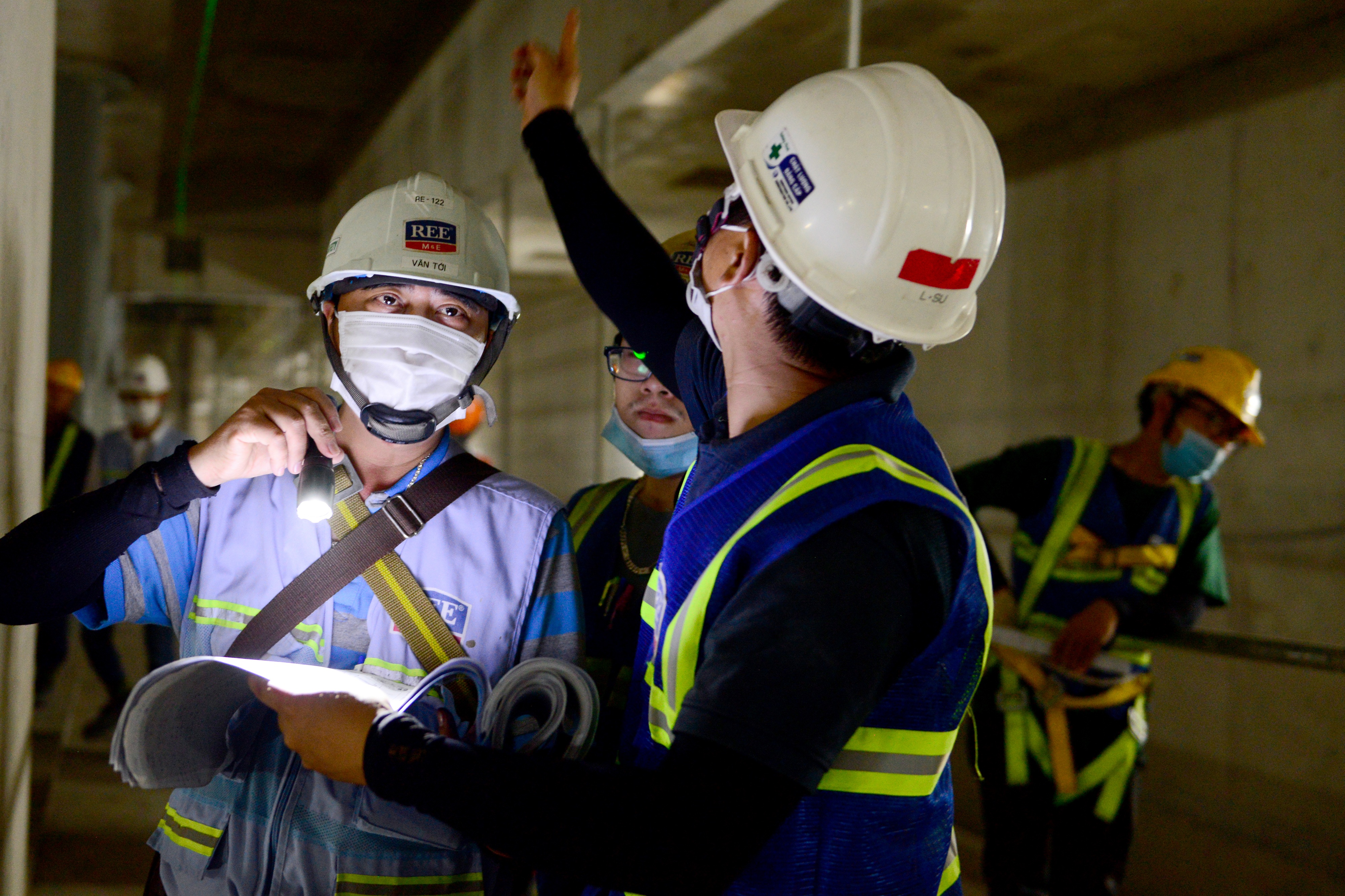 Khám phá giếng trời khổng lồ ăn sâu xuống lòng đất tại ga Metro Bến Thành - 11
