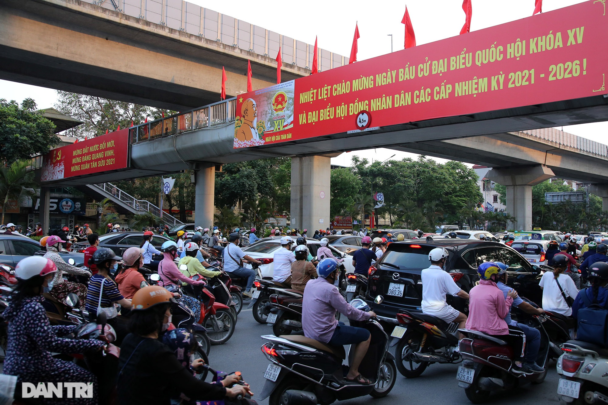 Hà Nội trang trí đường phố chào mừng cuộc bầu cử Đại biểu Quốc hội khóa XV - 9