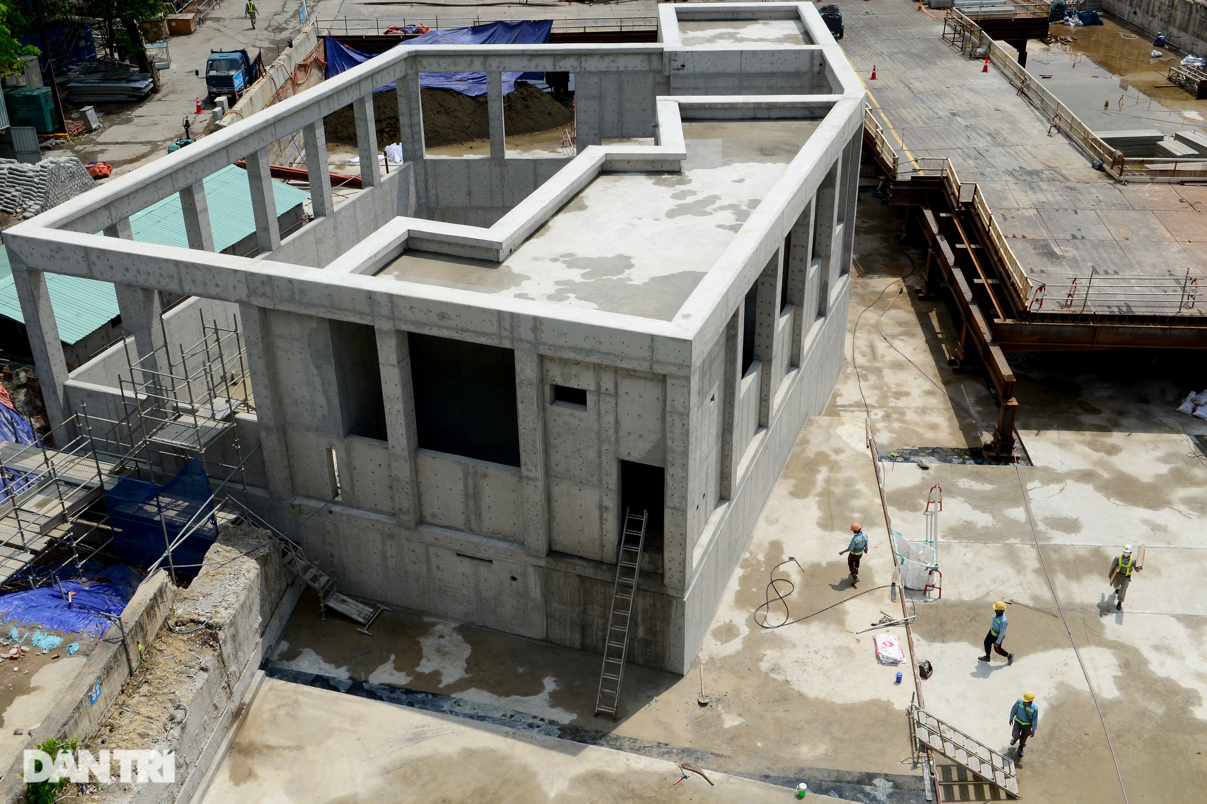 Khám phá giếng trời khổng lồ ăn sâu xuống lòng đất tại ga Metro Bến Thành - 14 Khám phá giếng trời khổng lồ ăn sâu xuống lòng đất tại ga Metro Bến Thành - 14