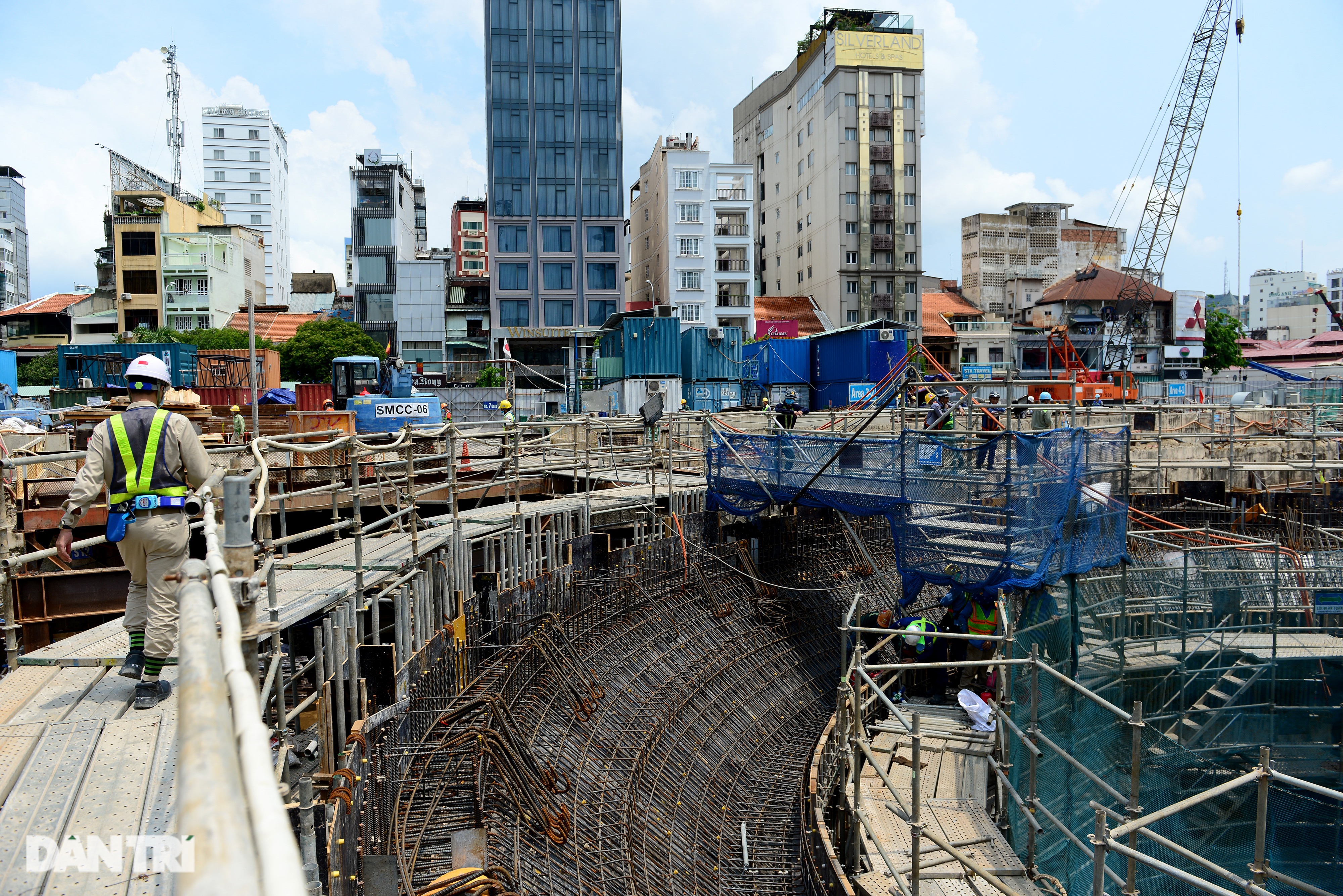 Khám phá giếng trời khổng lồ ăn sâu xuống lòng đất tại ga Metro Bến Thành - 9