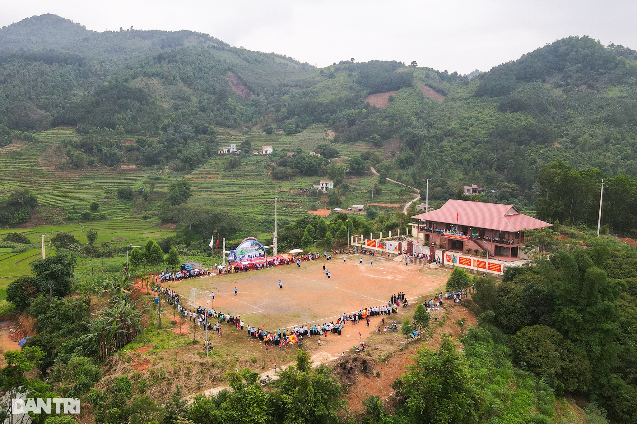 Ngắm các chị em dân tộc mặc váy xỏ giày thi đấu bóng đá trên đỉnh núi cao