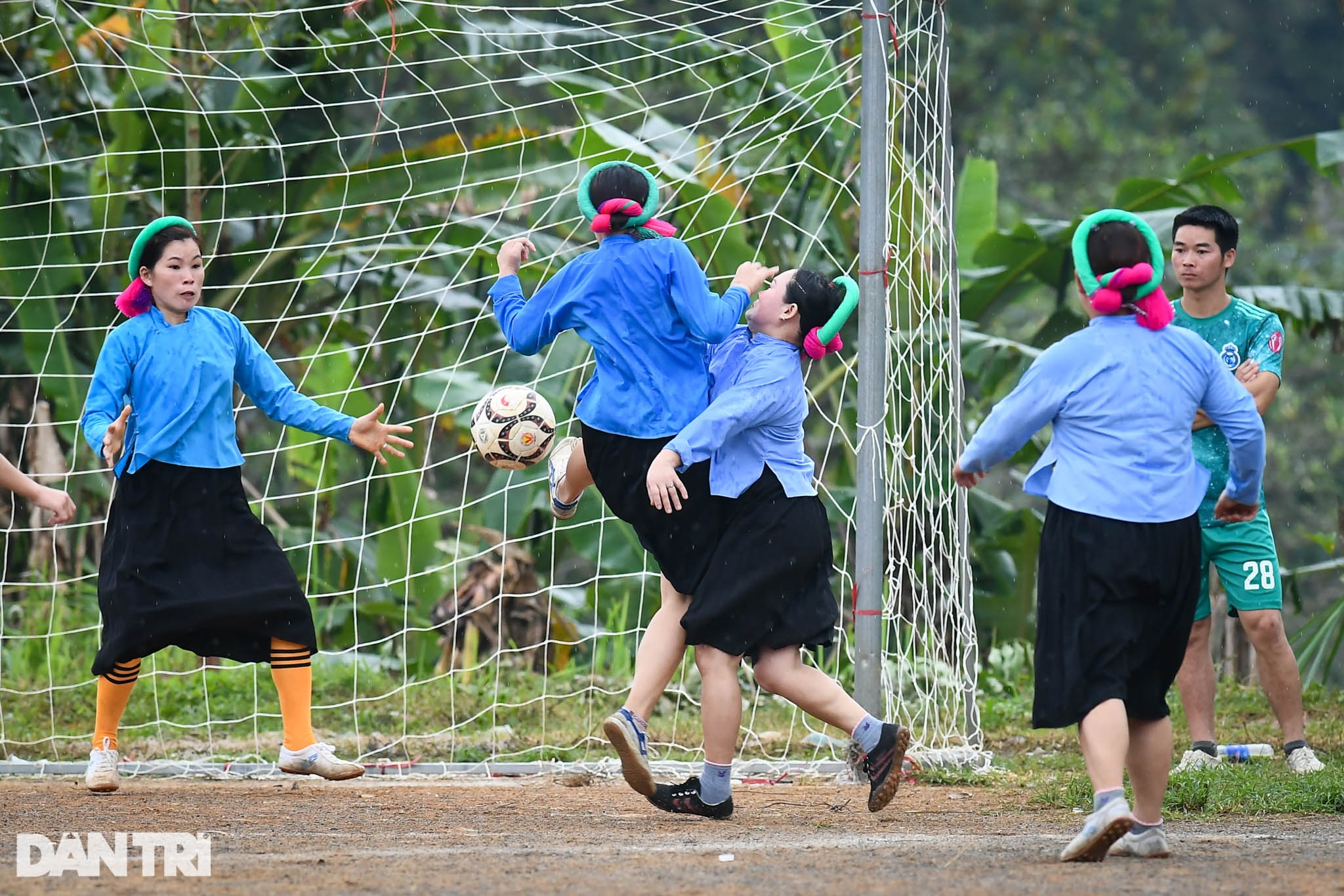 Watch the ethnic sisters wearing skirts and shoes to play football on the high mountain - 18