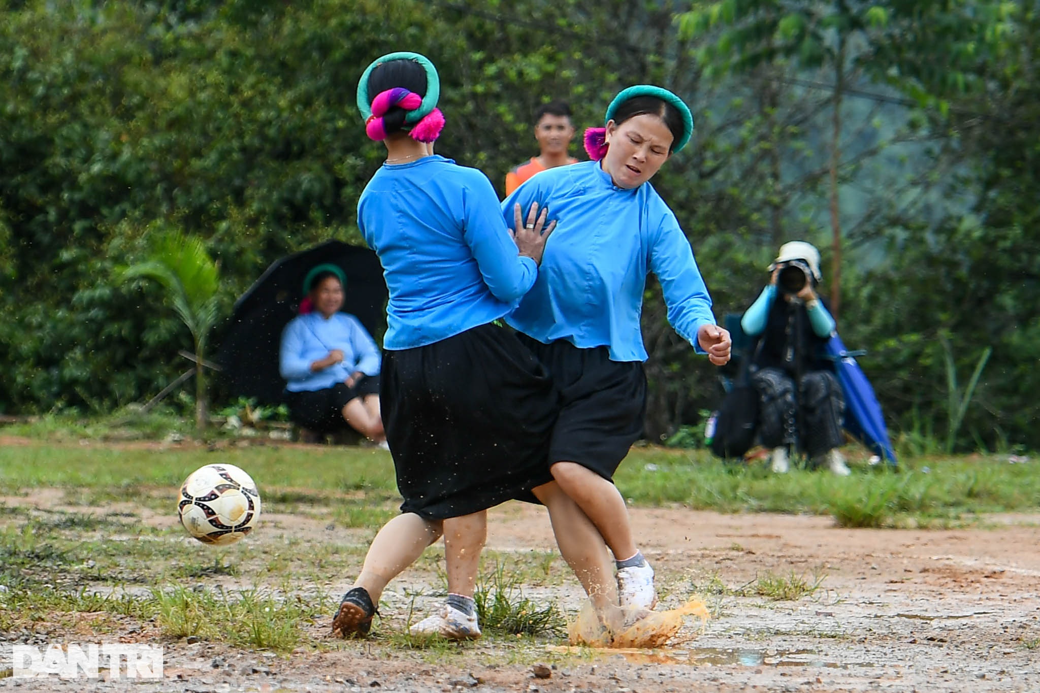 Watching ethnic women wearing skirts and shoes to play football on the high mountain - 13