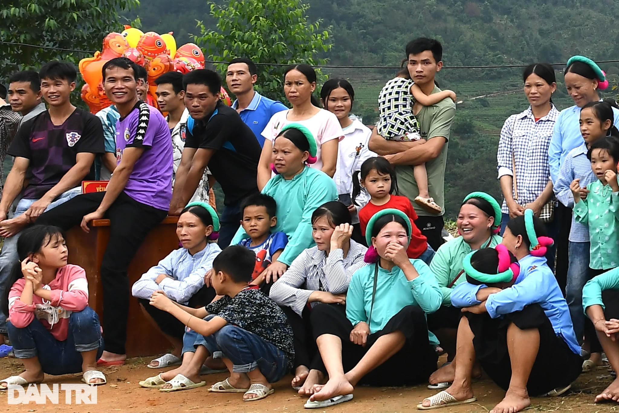 Ngắm các chị em dân tộc mặc váy xỏ giày thi đấu bóng đá trên đỉnh núi cao - 6