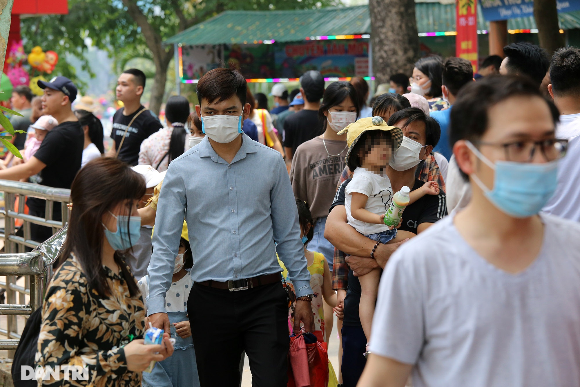Mặc dù lo ngại dịch Covid-19, nhiều điểm vui chơi ở Hà Nội vẫn đông khách - 10