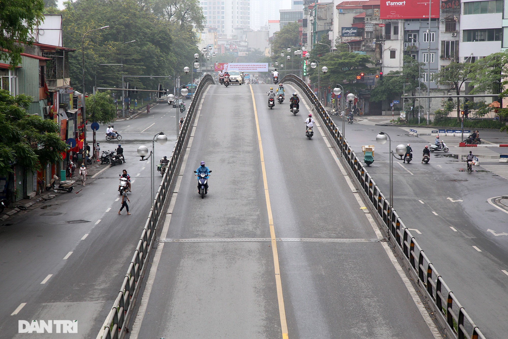 Lo ngại dịch bệnh Covid-19 lây lan, người dân Hà Nội cố thủ trong nhà - 3 Lo ngại dịch bệnh Covid-19 lây lan, người dân Hà Nội cố thủ trong nhà - 3