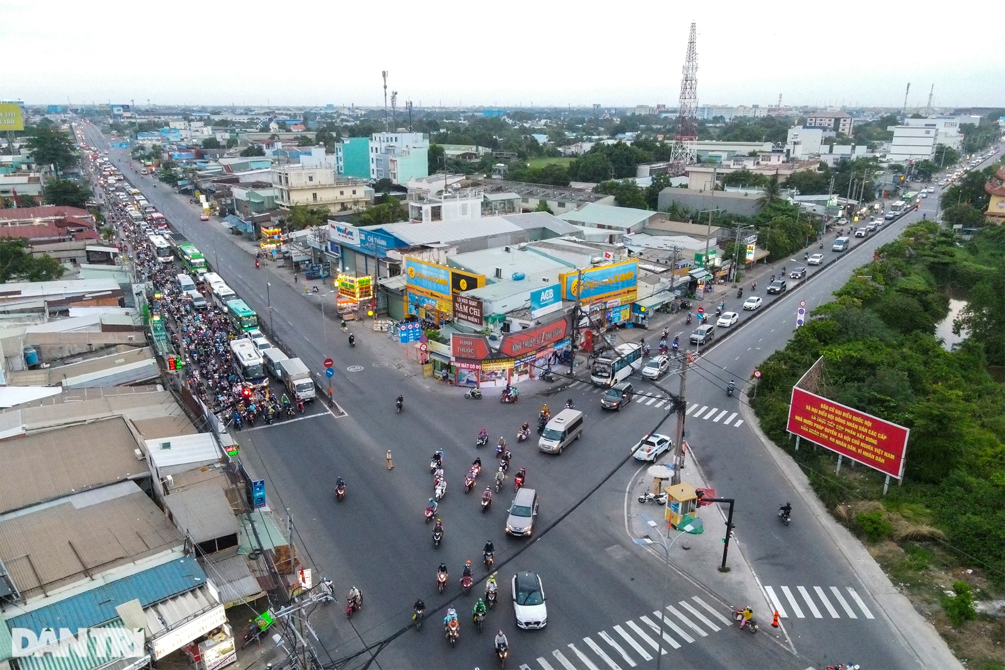Người dân trở lại Sài Gòn sớm, giao thông cửa ngõ ùn tắc, hỗn loạn - 10 Người dân trở lại Sài Gòn sớm, giao thông cửa ngõ ùn tắc, hỗn loạn - 10