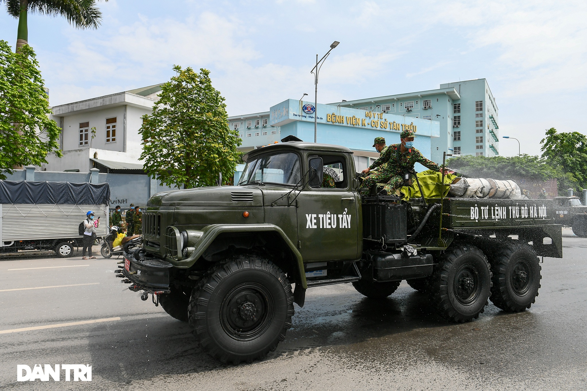 Khẩn cấp phun khử khuẩn, tiêu độc toàn bộ Bệnh viện K cơ sở Tân Triều - 12 Khẩn cấp phun khử khuẩn, tiêu độc toàn bộ Bệnh viện K cơ sở Tân Triều - 12