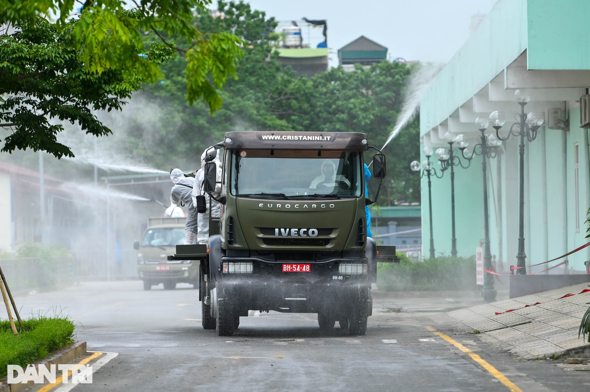 Khẩn cấp phun khử khuẩn, tiêu độc toàn bộ Bệnh viện K cơ sở Tân Triều - 11 Khẩn cấp phun khử khuẩn, tiêu độc toàn bộ Bệnh viện K cơ sở Tân Triều - 11