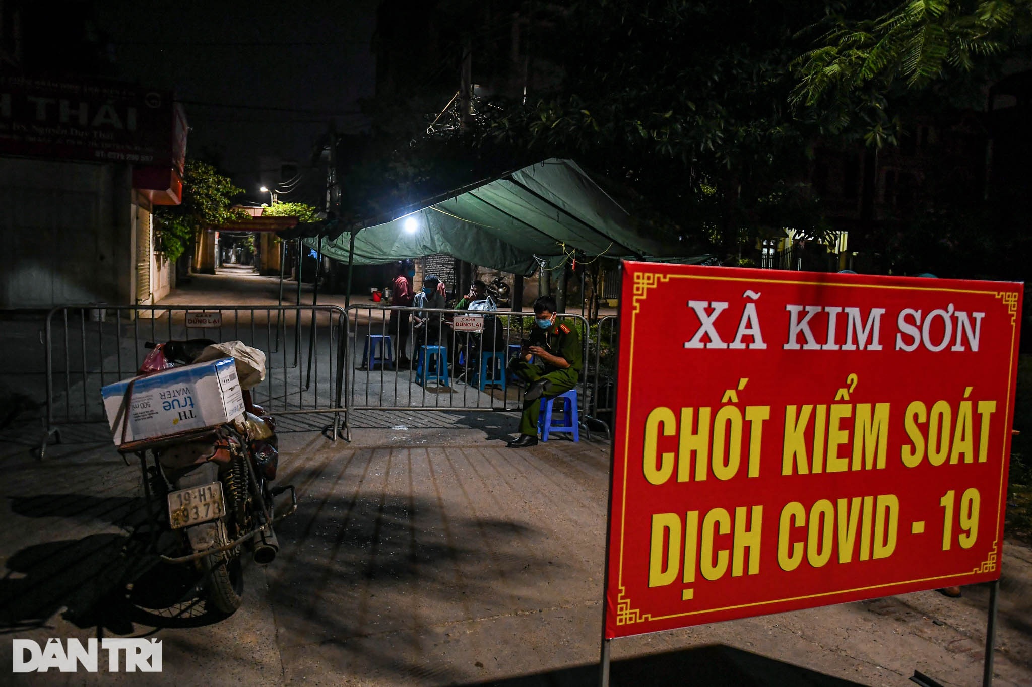Xuyên đêm tẩy độc khử khuẩn nơi ở gần 6.000 người bị phong tỏa tại Gia Lâm - 1 Xuyên đêm tẩy độc khử khuẩn nơi ở gần 6.000 người bị phong tỏa tại Gia Lâm - 1