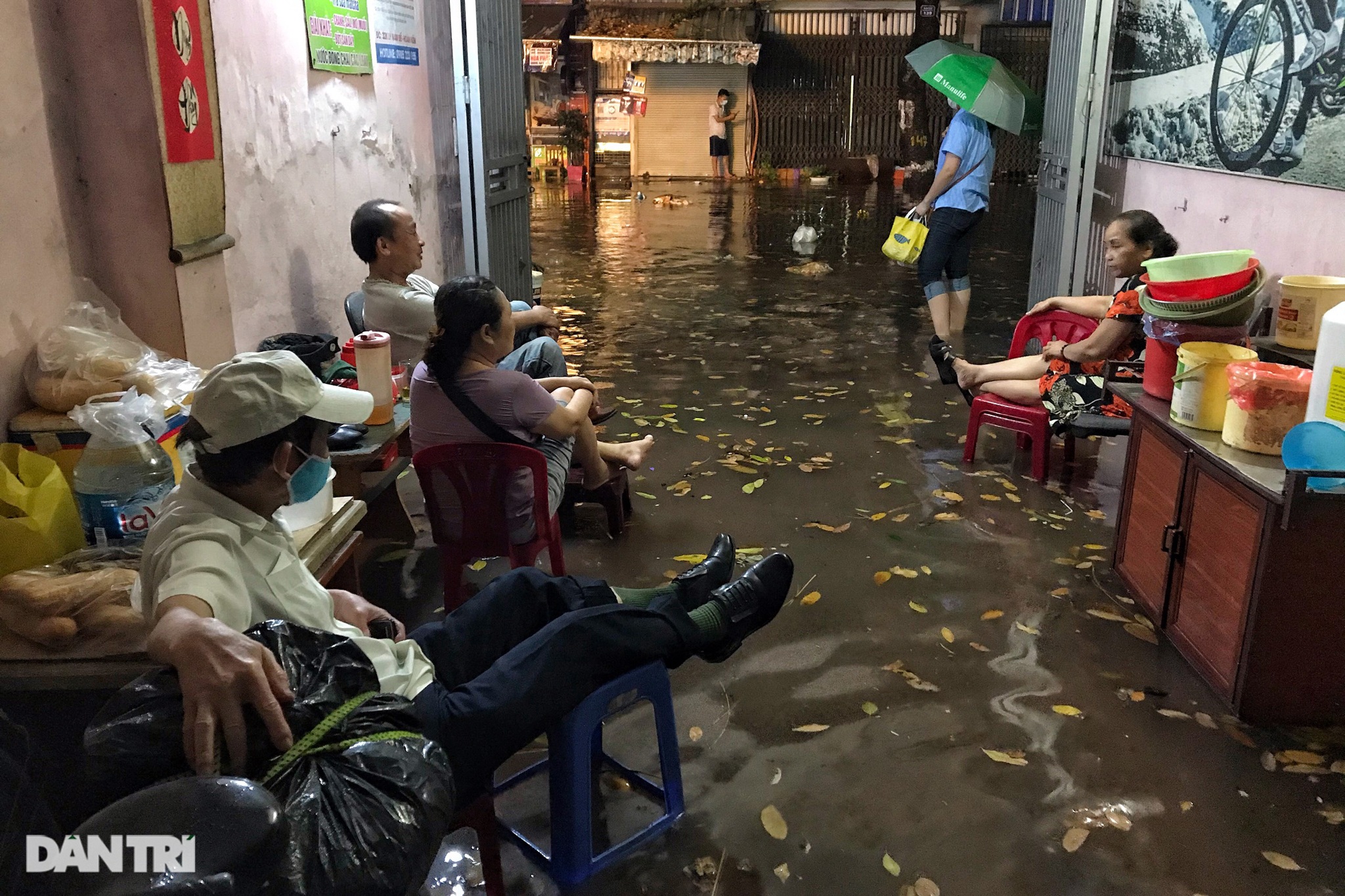 Hà Nội ngập sâu trong nước sau cơn mưa ngắn chưa đầy 1 tiếng đồng hồ - 12 Hà Nội ngập sâu trong nước sau cơn mưa ngắn chưa đầy 1 tiếng đồng hồ - 12