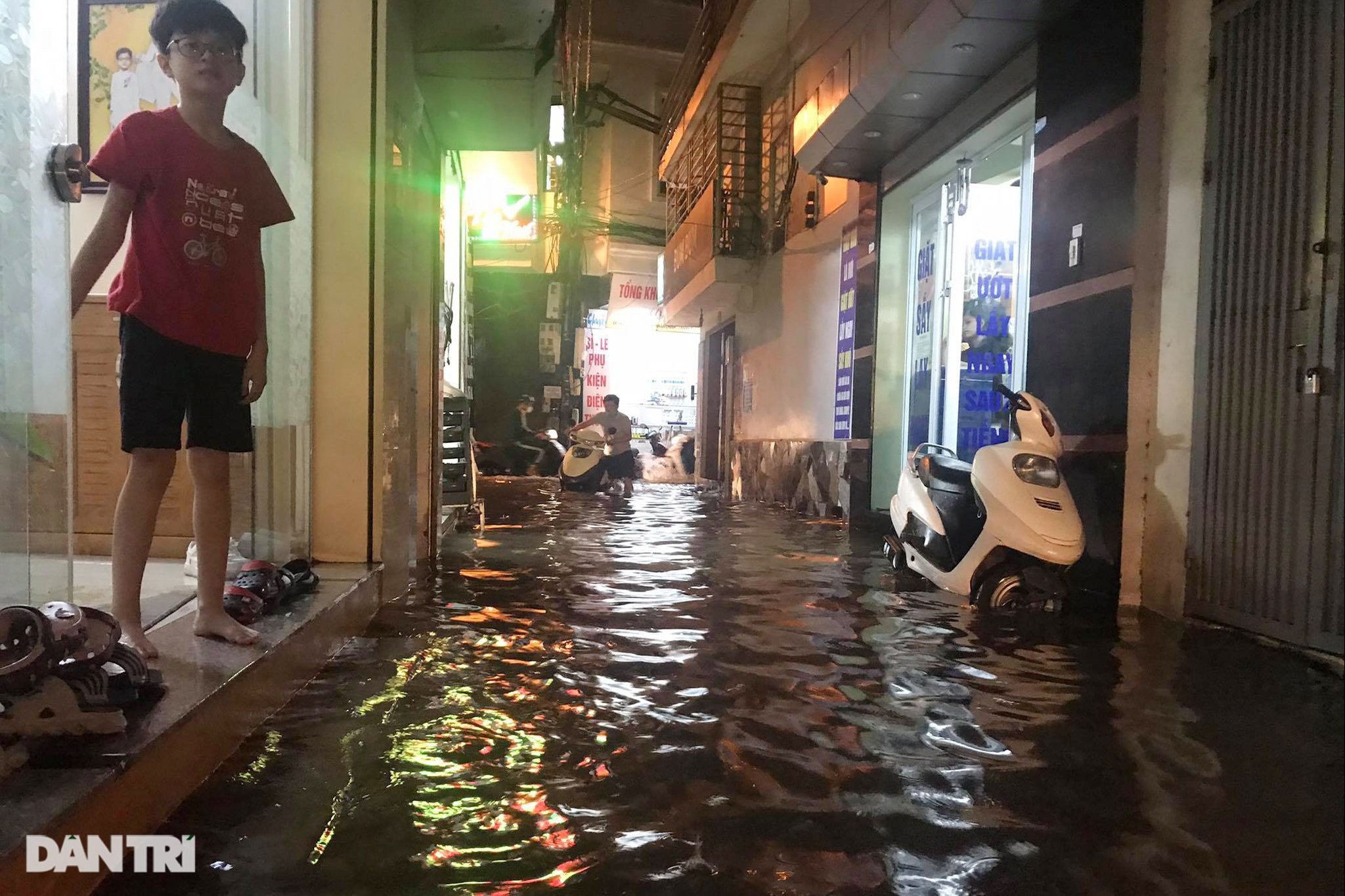 Hà Nội ngập sâu trong nước sau cơn mưa ngắn chưa đầy 1 tiếng đồng hồ - 21 Hà Nội ngập sâu trong nước sau cơn mưa ngắn chưa đầy 1 tiếng đồng hồ - 21