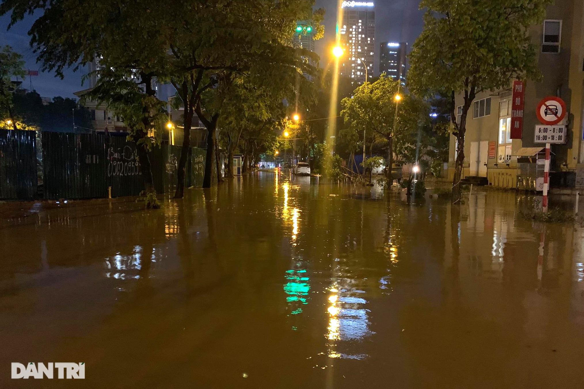 Hà Nội ngập sâu trong nước sau cơn mưa ngắn chưa đầy 1 tiếng đồng hồ - 20 Hà Nội ngập sâu trong nước sau cơn mưa ngắn chưa đầy 1 tiếng đồng hồ - 20