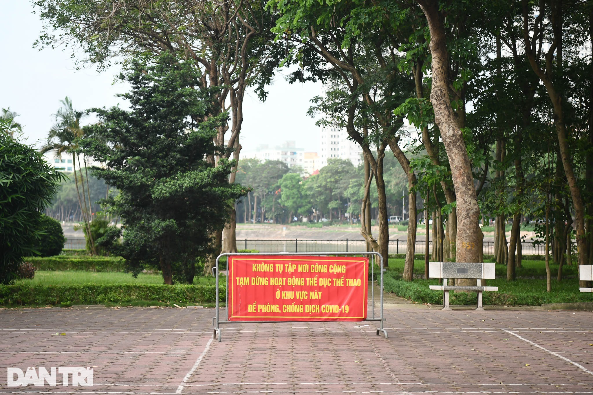 Lập chốt ngăn người dân chui rào, tụ tập trong các công viên ở Hà Nội - 1