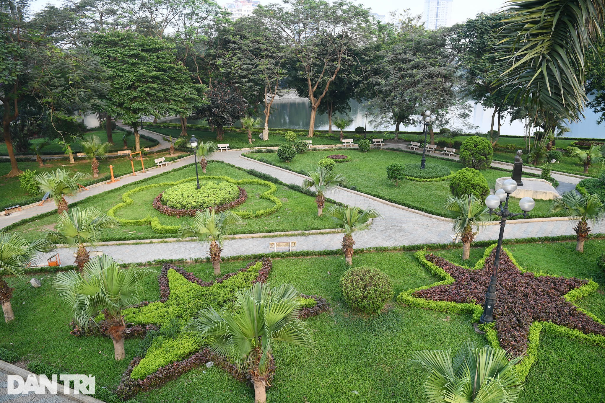Lập chốt ngăn người dân chui rào, tụ tập trong các công viên ở Hà Nội - 13 Lập chốt ngăn người dân chui rào, tụ tập trong các công viên ở Hà Nội - 13